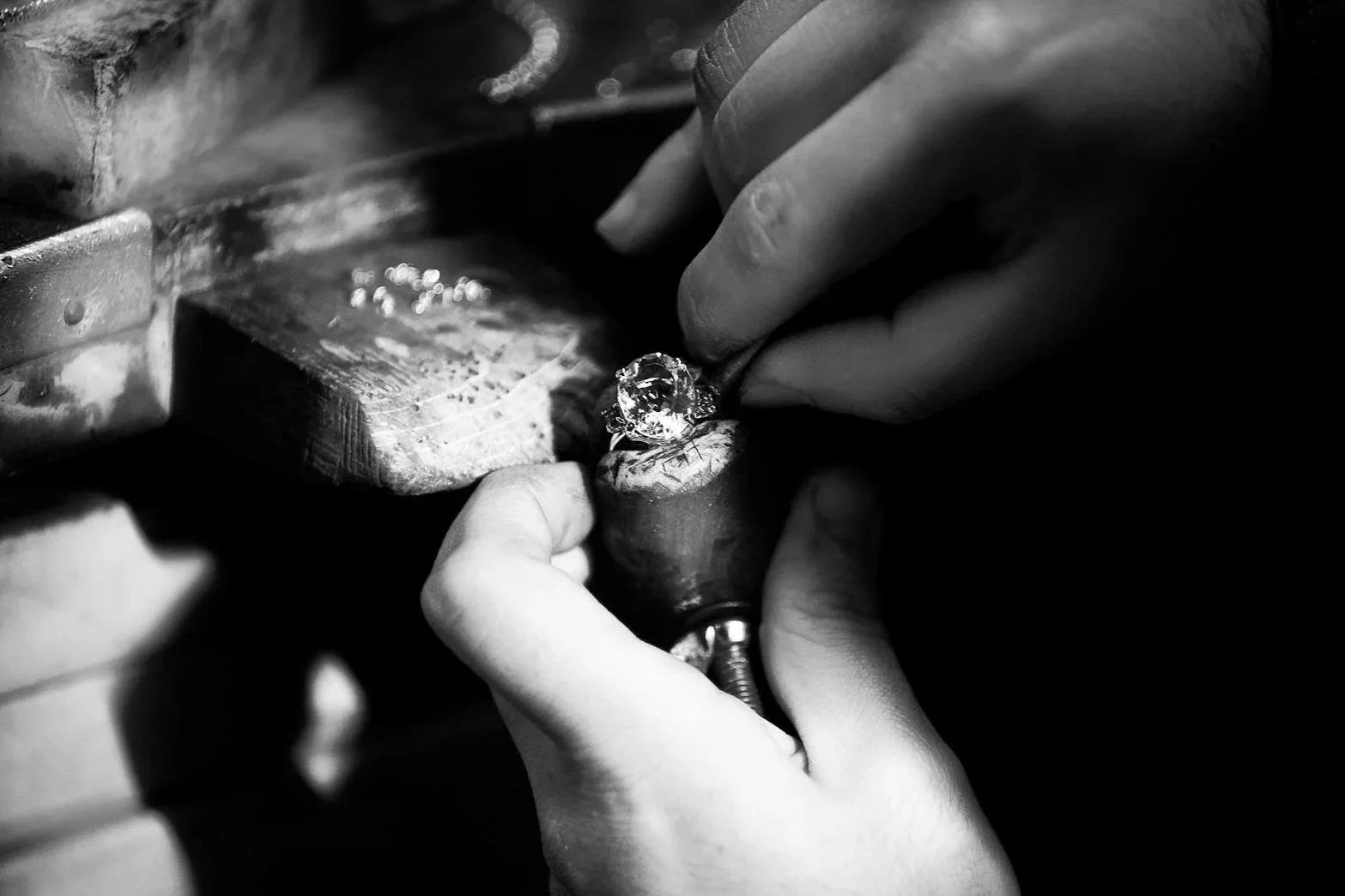 Persona che utilizza una limetta per limare un'unghia