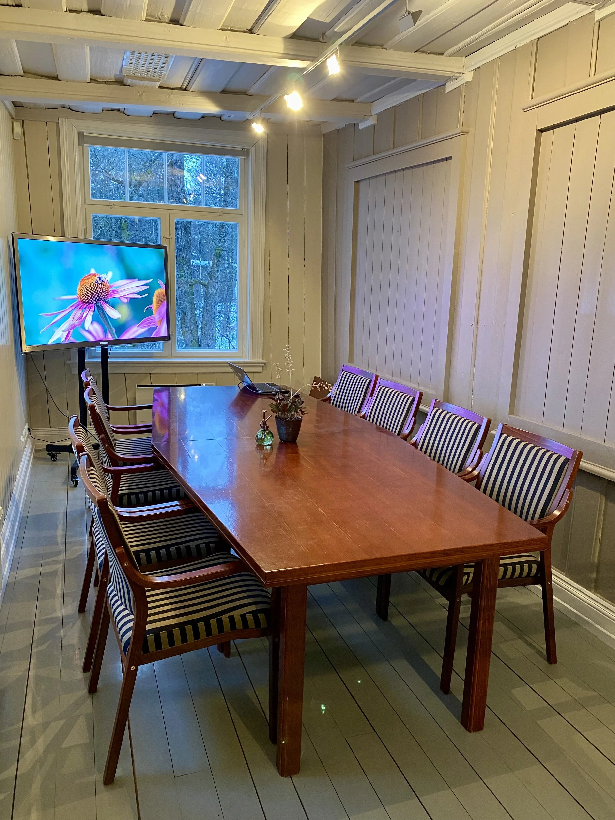 Tullins kontor med tv skjerm.jpg