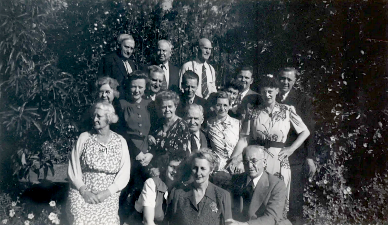 Hattie+Hansen+and+Tressa%2522Grandma%2522+Prisbrey%2C+%28center+right%29+circa+mid+1940%27s.png