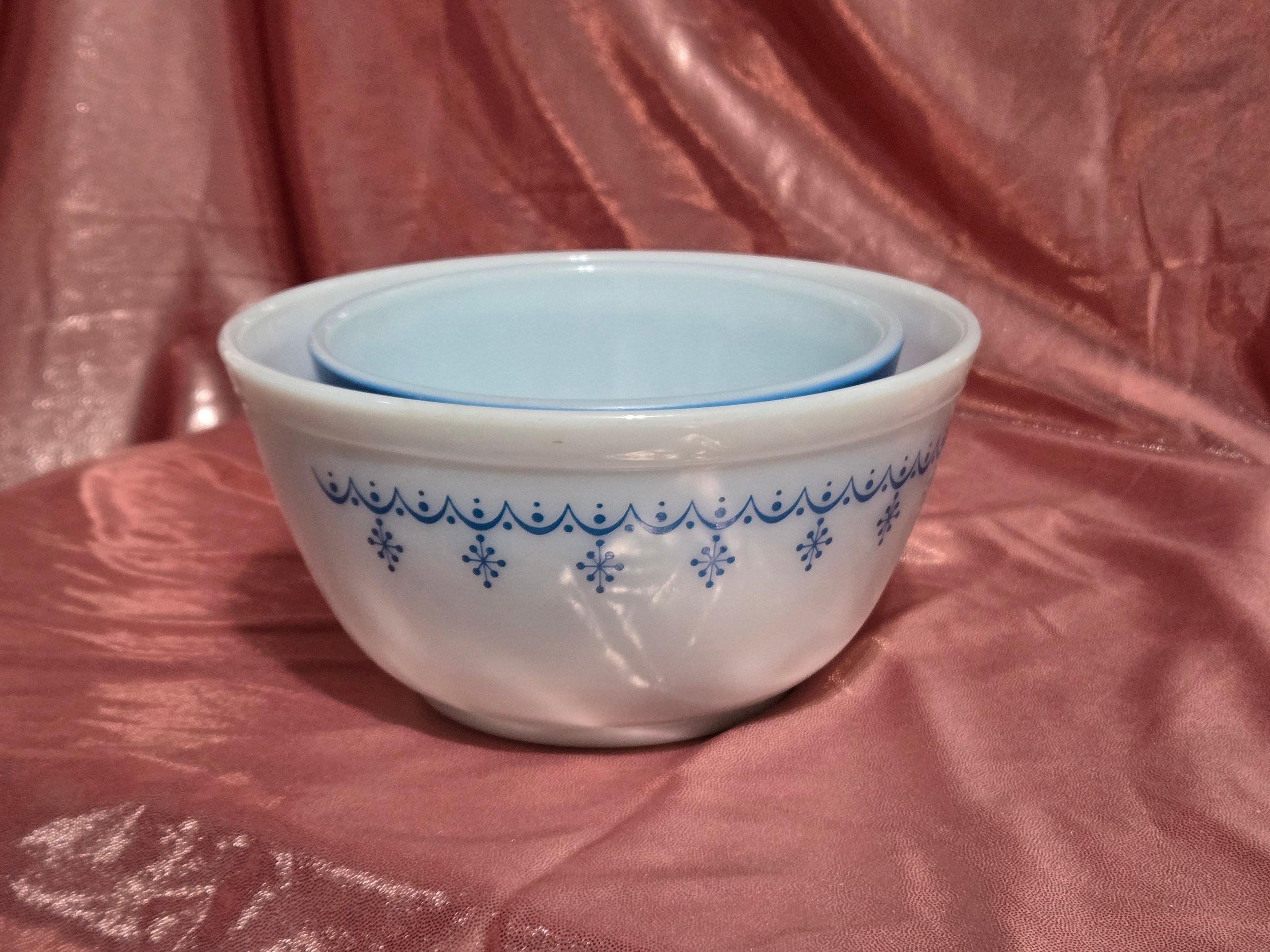 Vintage Pyrex bowl pair