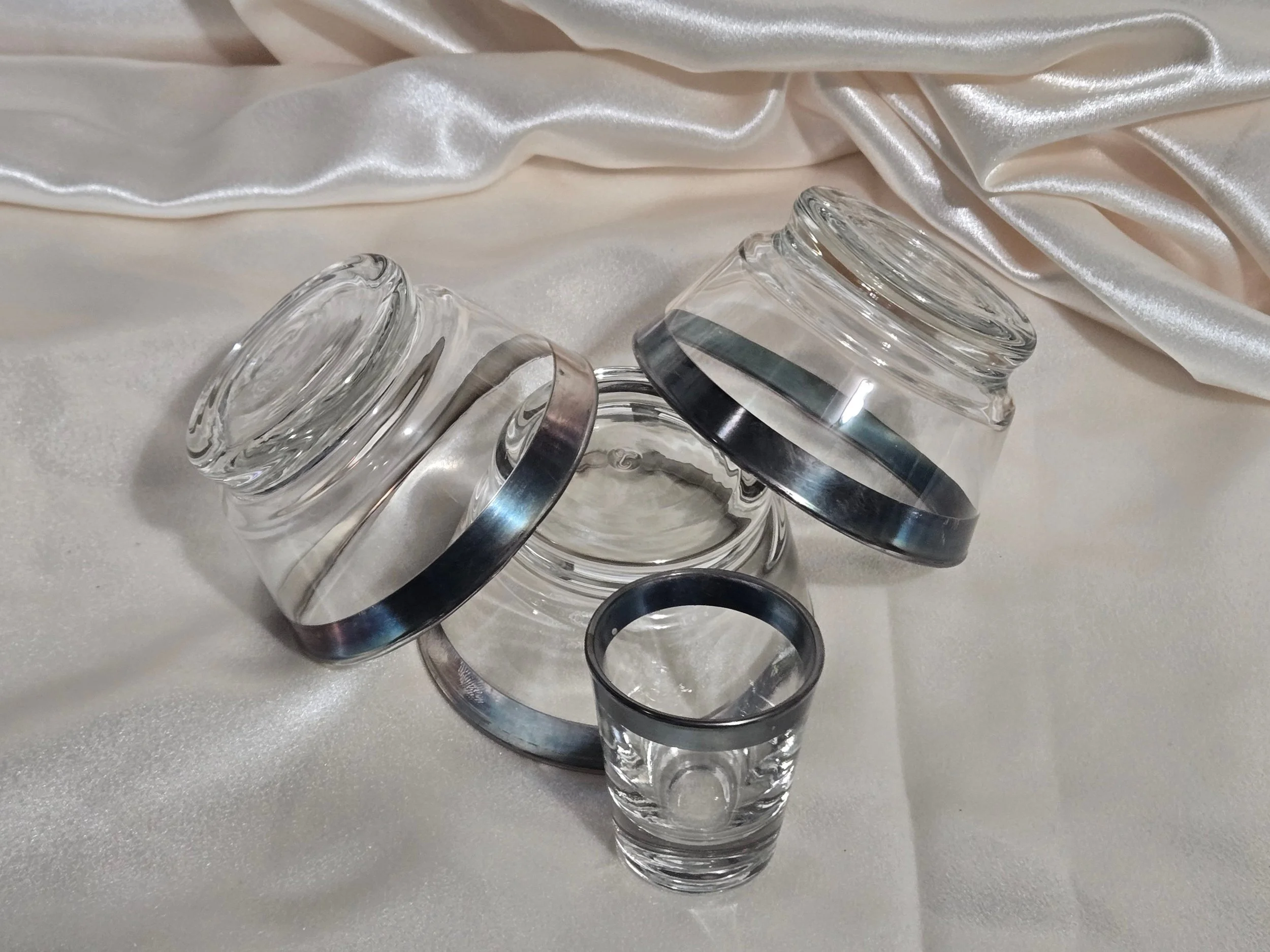 Side view of Allegro pattern glass with metallic band