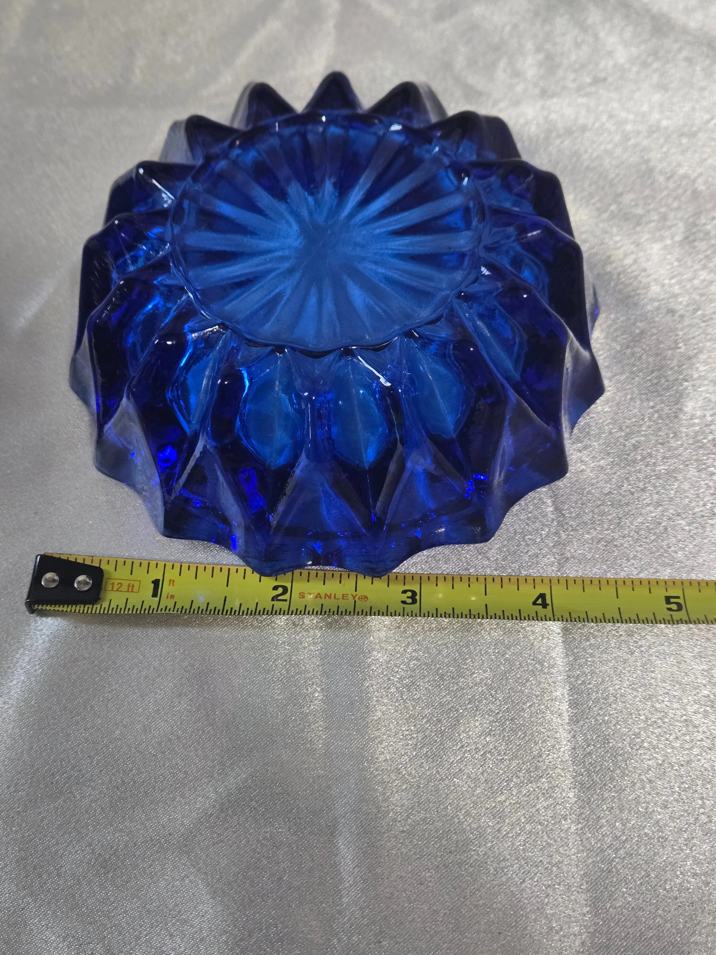 Single blue bowl close-up showing starburst cut base