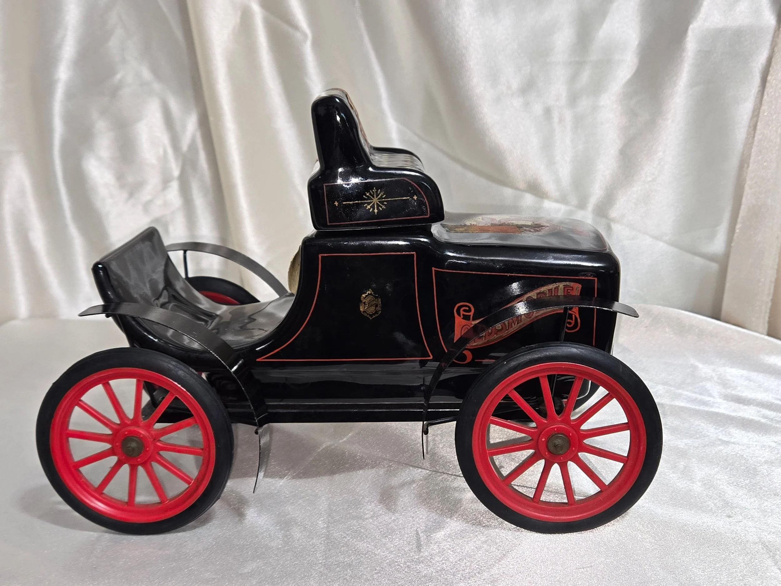 Side view of vintage Jim Beam decanter modeled after a 1904 Oldsmobile car