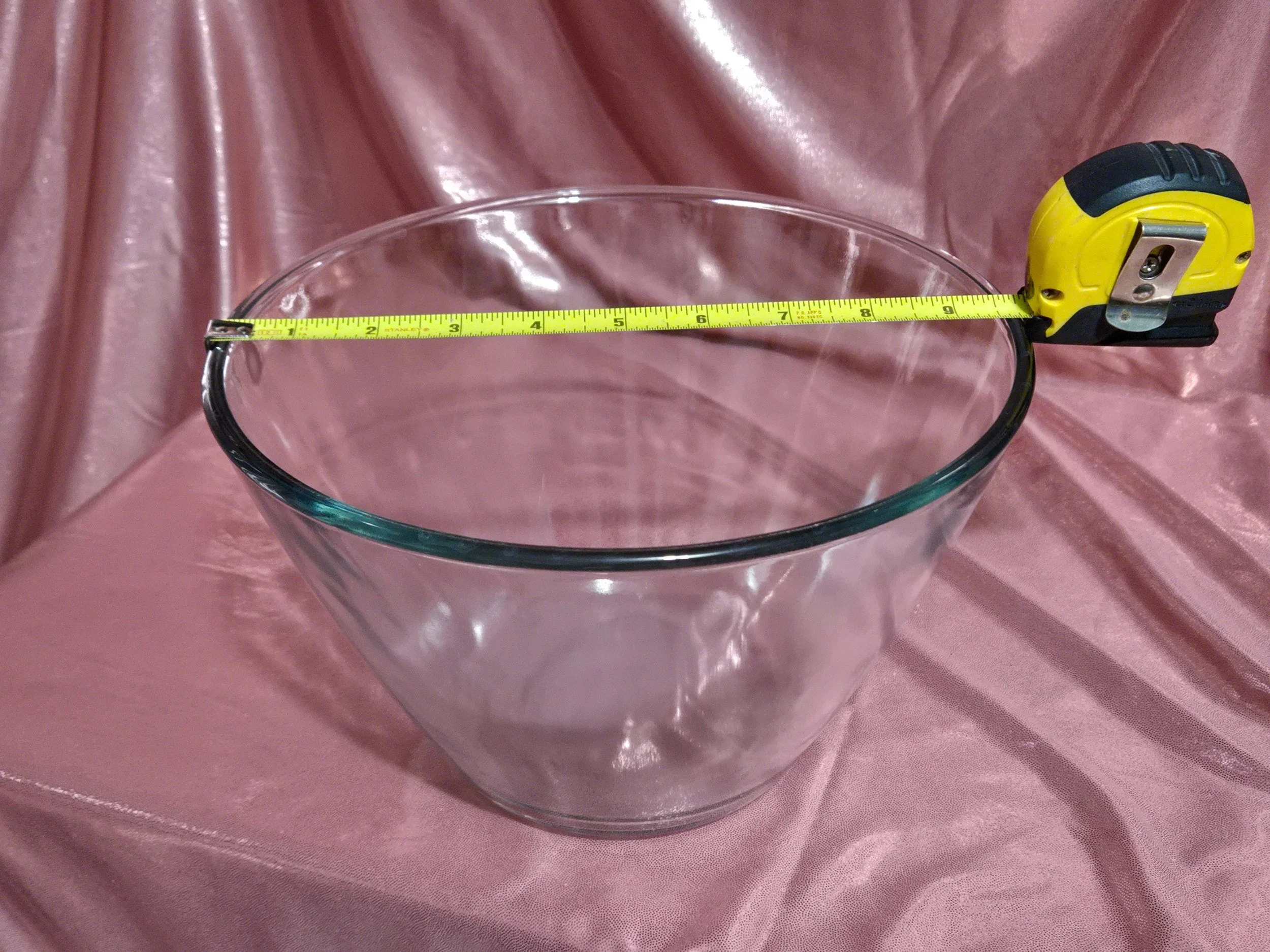 Close-up of rim detail on vintage Anchor Hocking splash proof clear glass mixing bowl