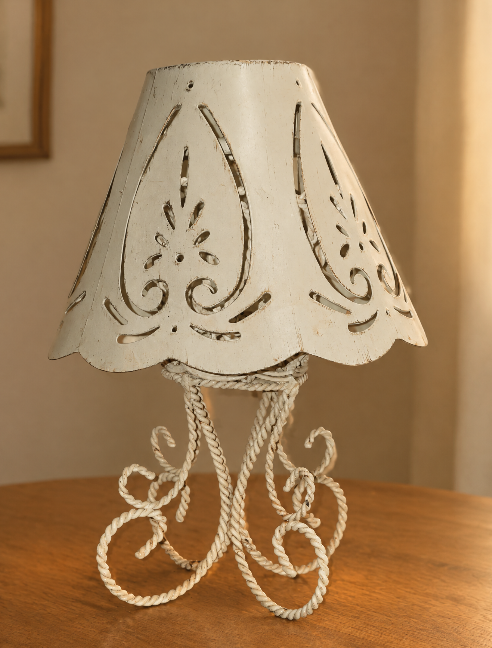 white wire lamp.png