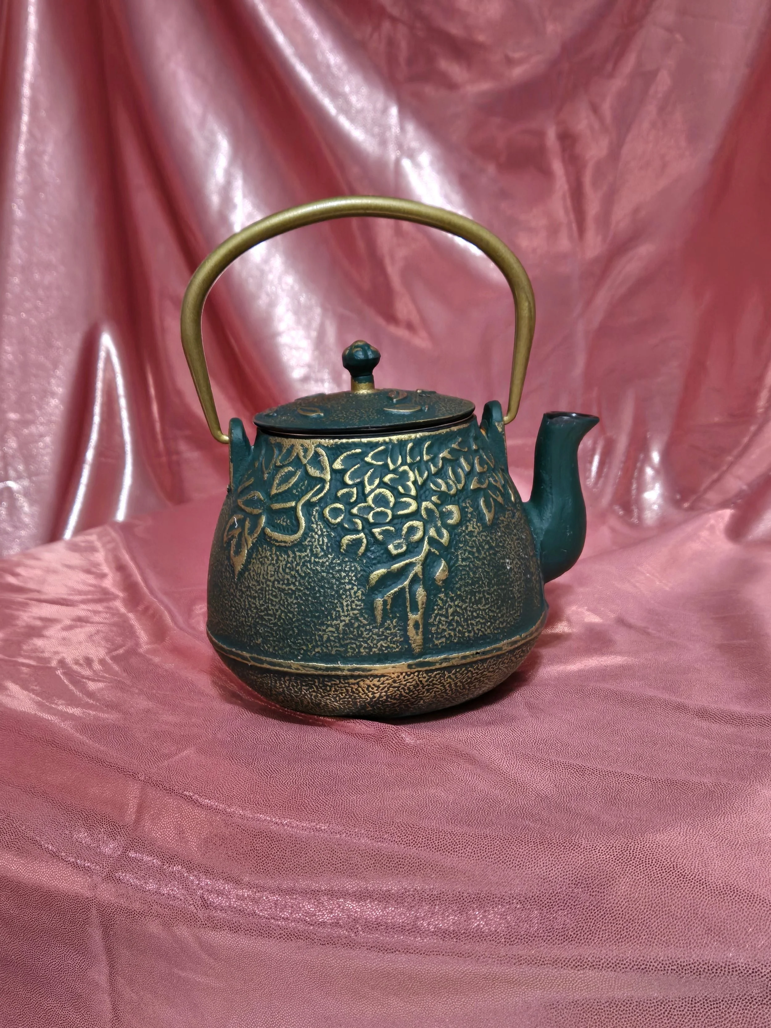 Tetsubin style teapot with brass tone handle