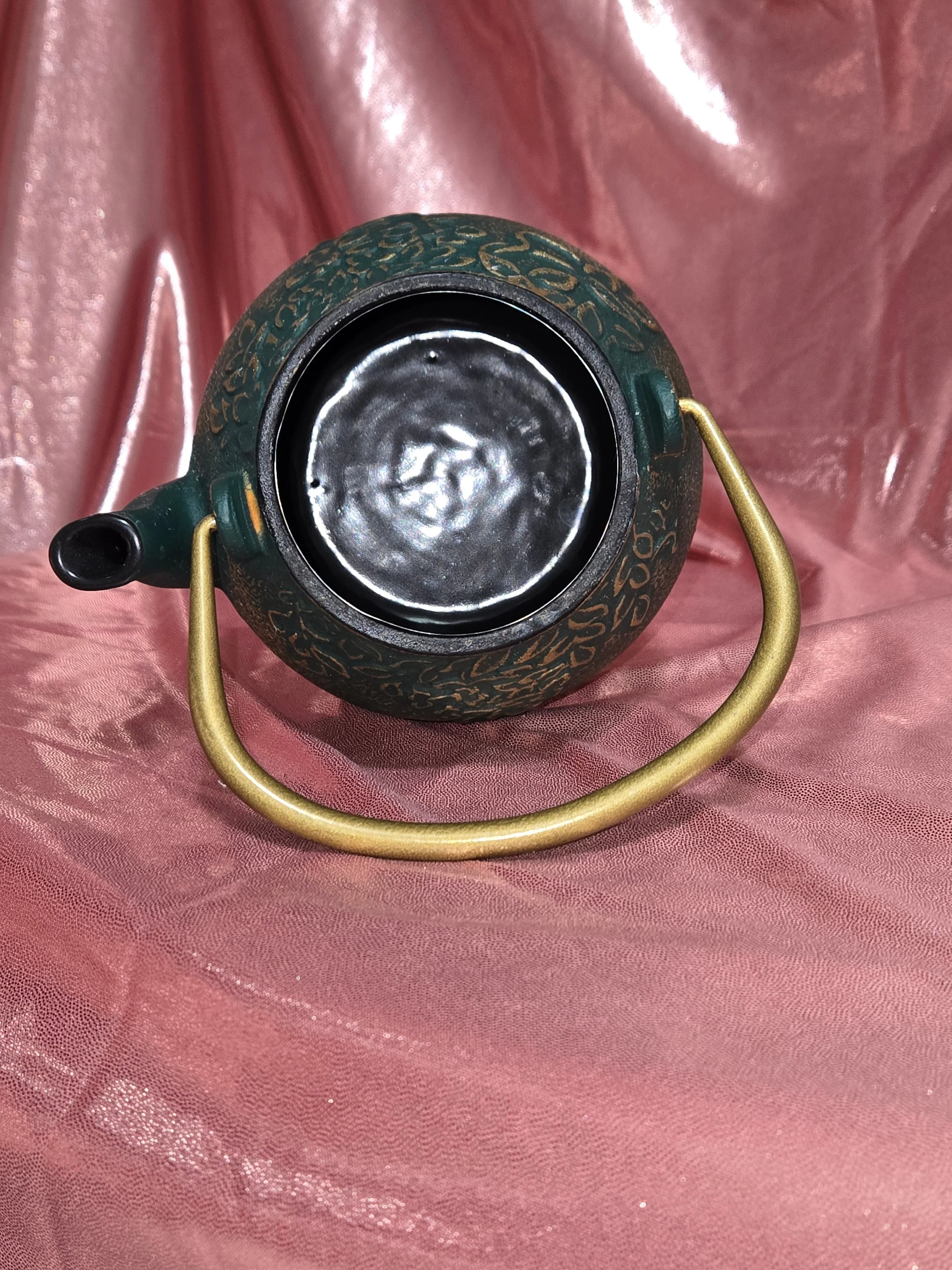 Decorative cast iron teapot for loose leaf tea