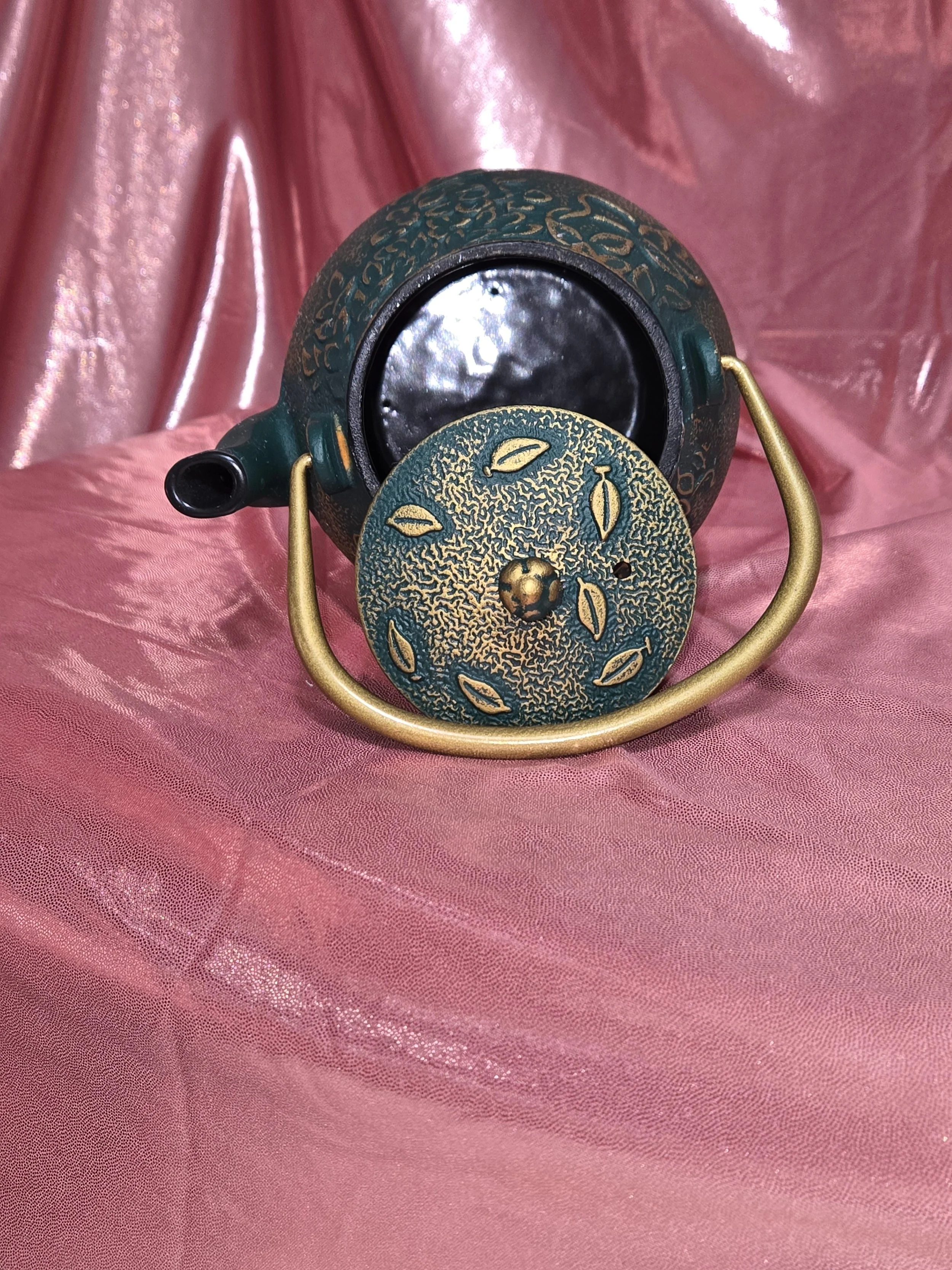 Tetsubin style teapot with brass tone handle
