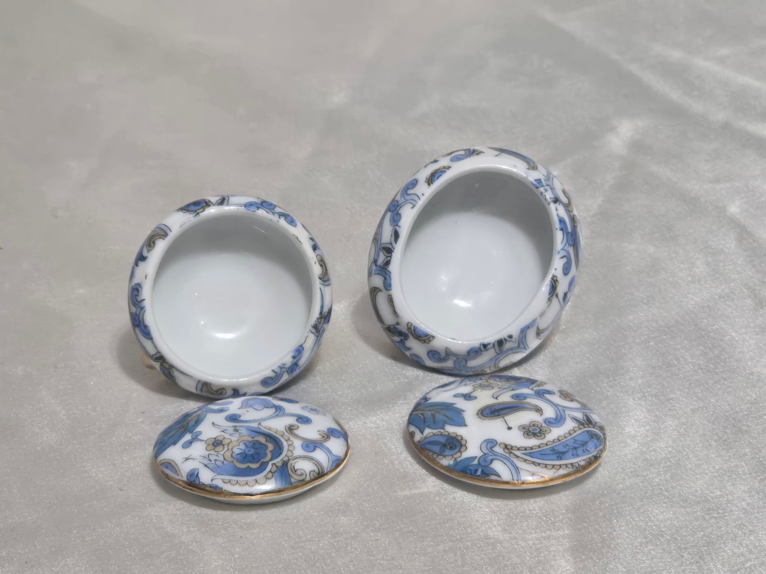 Set of two blue white porcelain trinket boxes