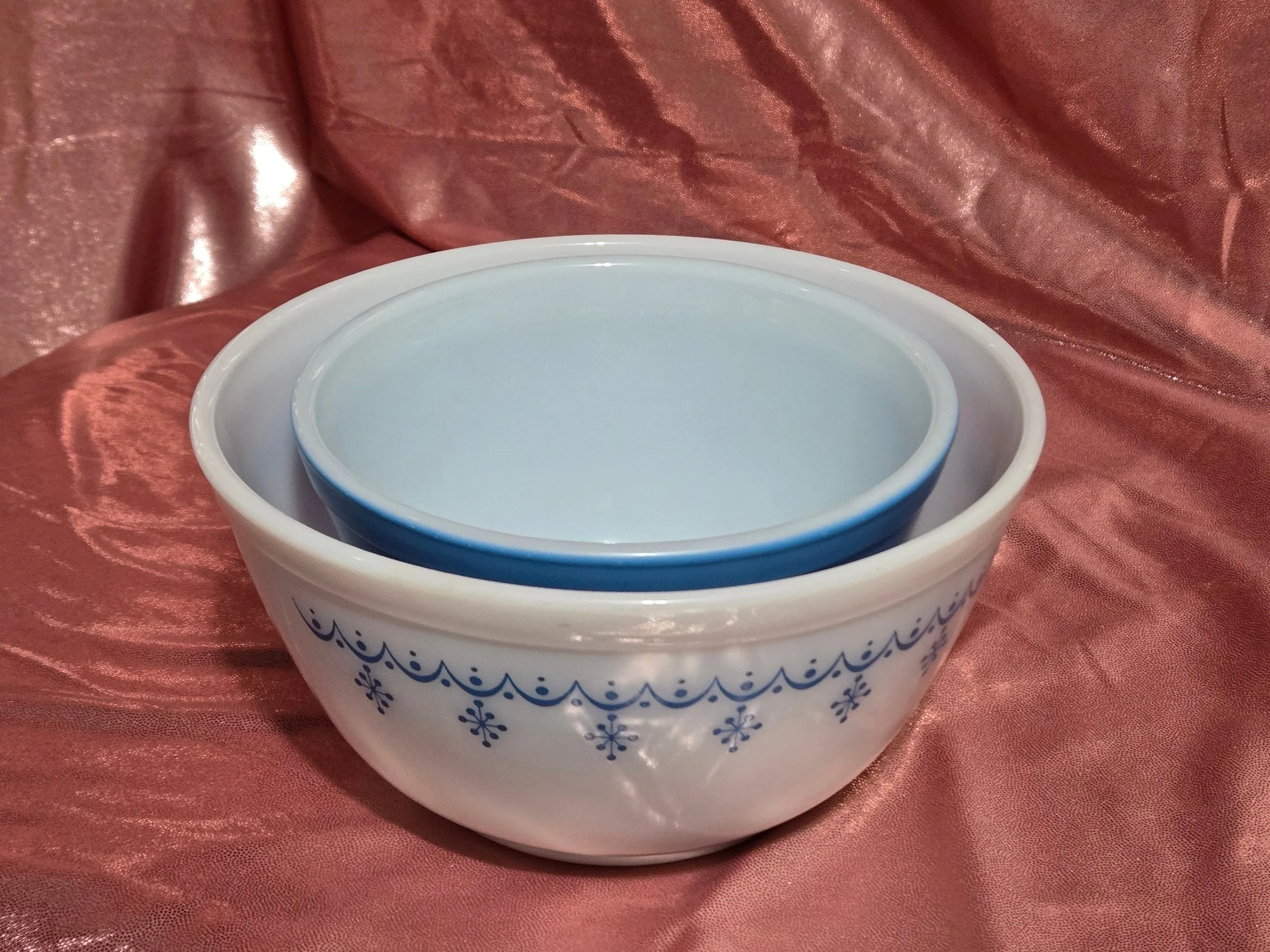Vintage Pyrex Snowflake Blue mixing bowls small set