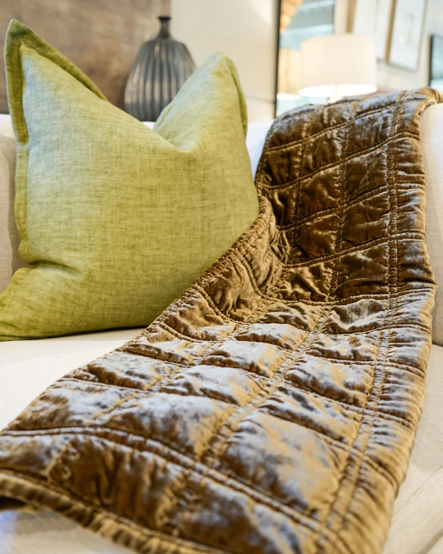 Instant warmth: The irresistible pairing of quilted velvet and soft, textural linen.

This is the elevated comfort your winter mornings (and evenings) deserve.