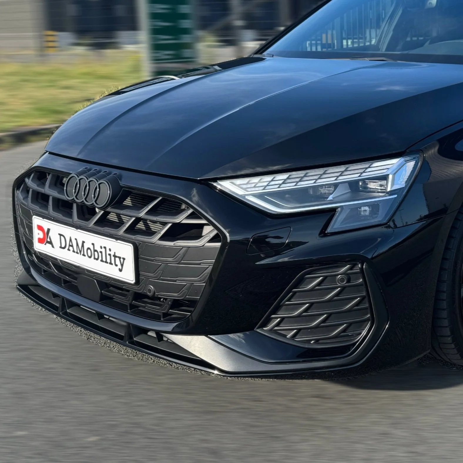 Zwarte Audi auto rijdend op de weg.