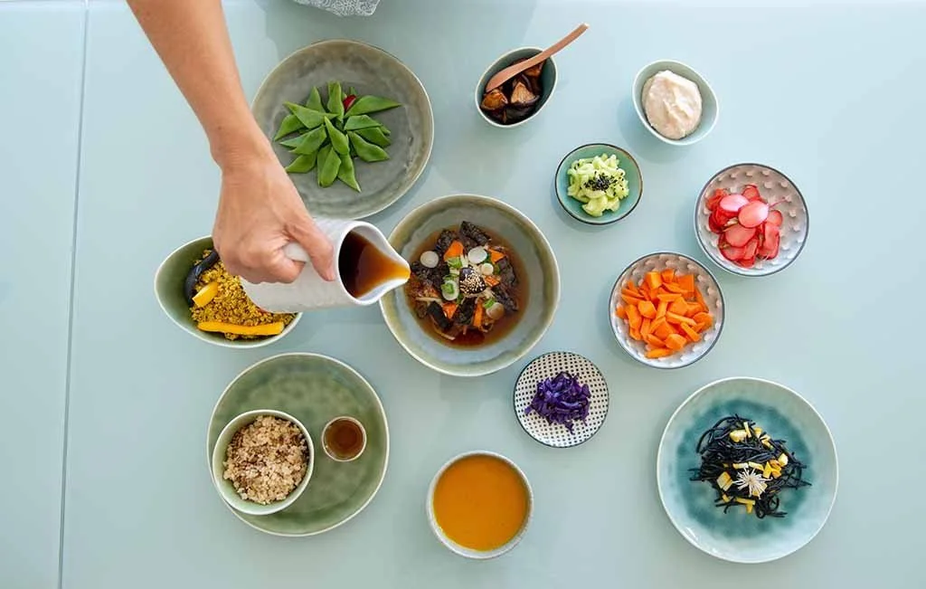 gesundes und köstliches Essen auf hellblauem Tisch angerichtet