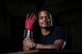 KENYAN ENGINEER DEVELOPS HIGH-TECH GLOVES THAT TRANSLATES SIGN LANGUAGE TO SPEECH
