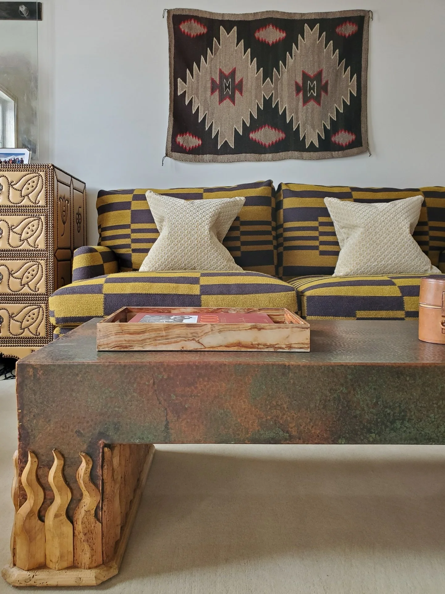 🔥 A classic Sees space showcasing one of our favorite artisans, Mike Diaz. His designs combine Sicilian Baroque, Mexican art deco, and Japanese Mingei. Crafted in Mexico City, his unique designs complement our layered and collected approach to inter