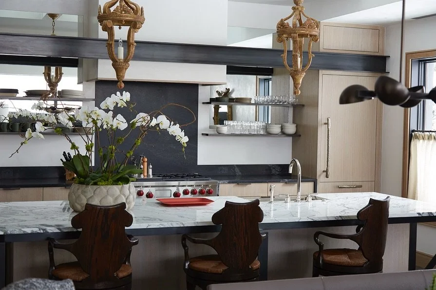 An Aspen penthouse remodel that kicked off in #2016 . Designed for longevity through composition, not trend.

Swipe for the before!  #seesdesign 

📸 @skylerrsmith