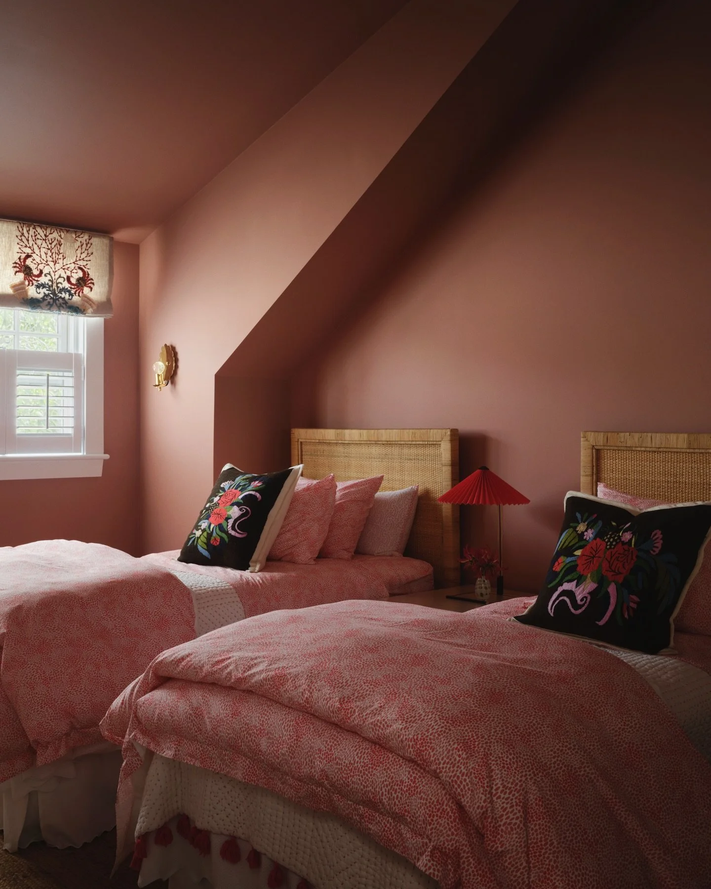 🚨BEFORE &amp; AFTER: This cozy guest bedroom embraces color as an expression of energy and personality. Without renovation, we transformed the space using @benjaminmoore Lightfoot Salmon for an effect that feels like a warm cocoon and subtly downpla