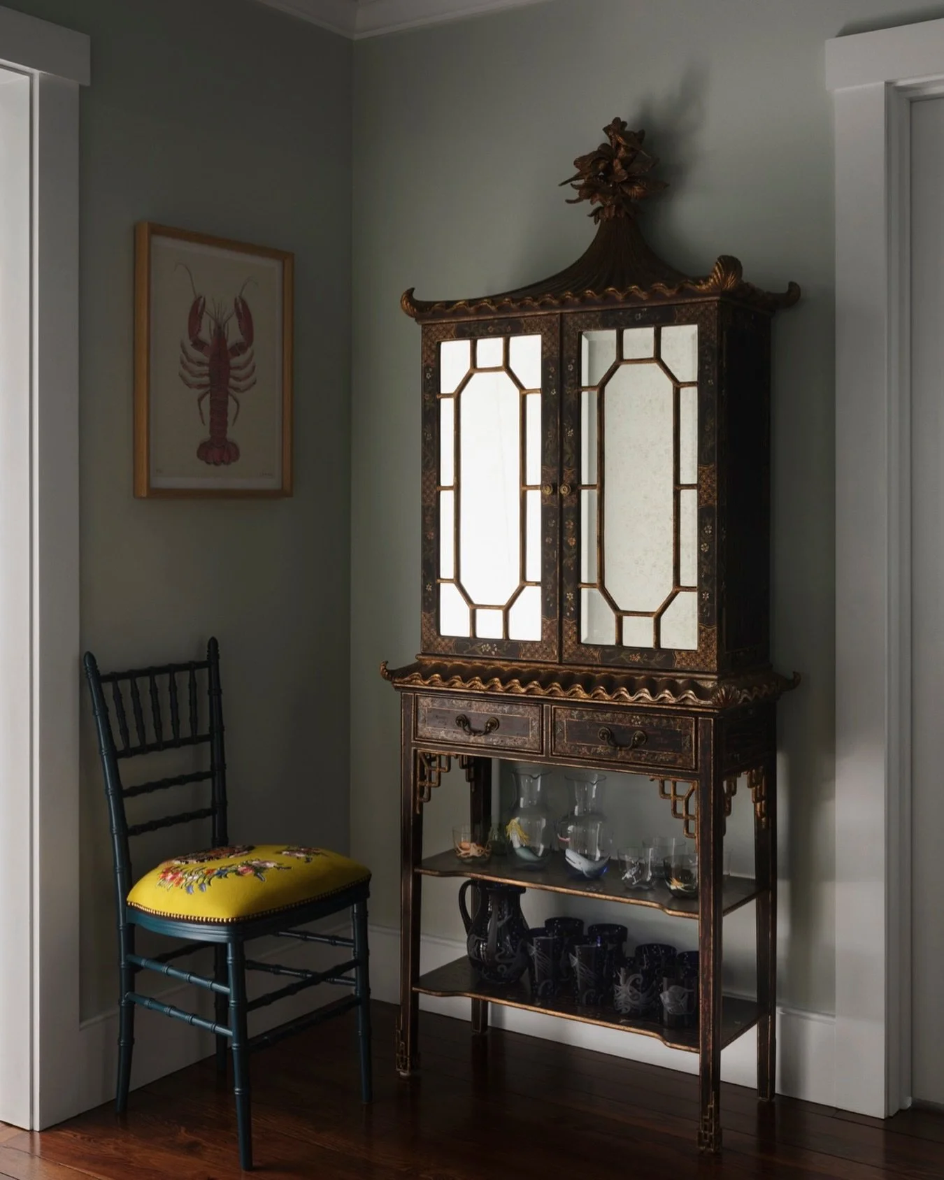 A moment of pause punctuated with curated details, we designed this hallway vignette to serve as a respite between two powerful rooms. Compact but intentional the space functions as a curated moment connecting one entertaining space to the next. 💛🥂