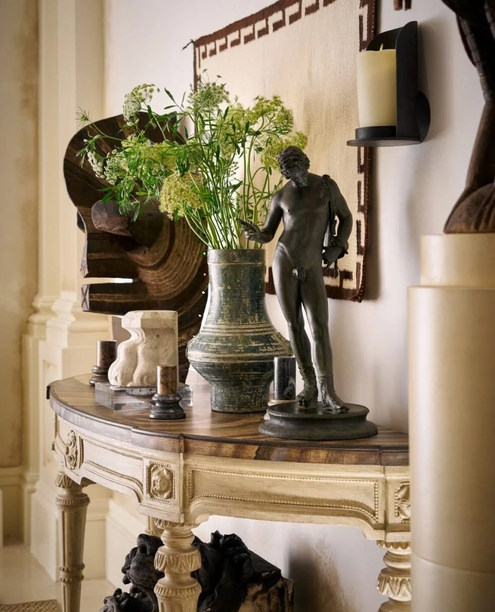 In this vignette, we tried to take visitors on a world tour by mixing global influences, artisan pieces, and objects that feel discovered along the way. The idea traces back to the historic Grand Tour, when travelers returned home with art and artifa