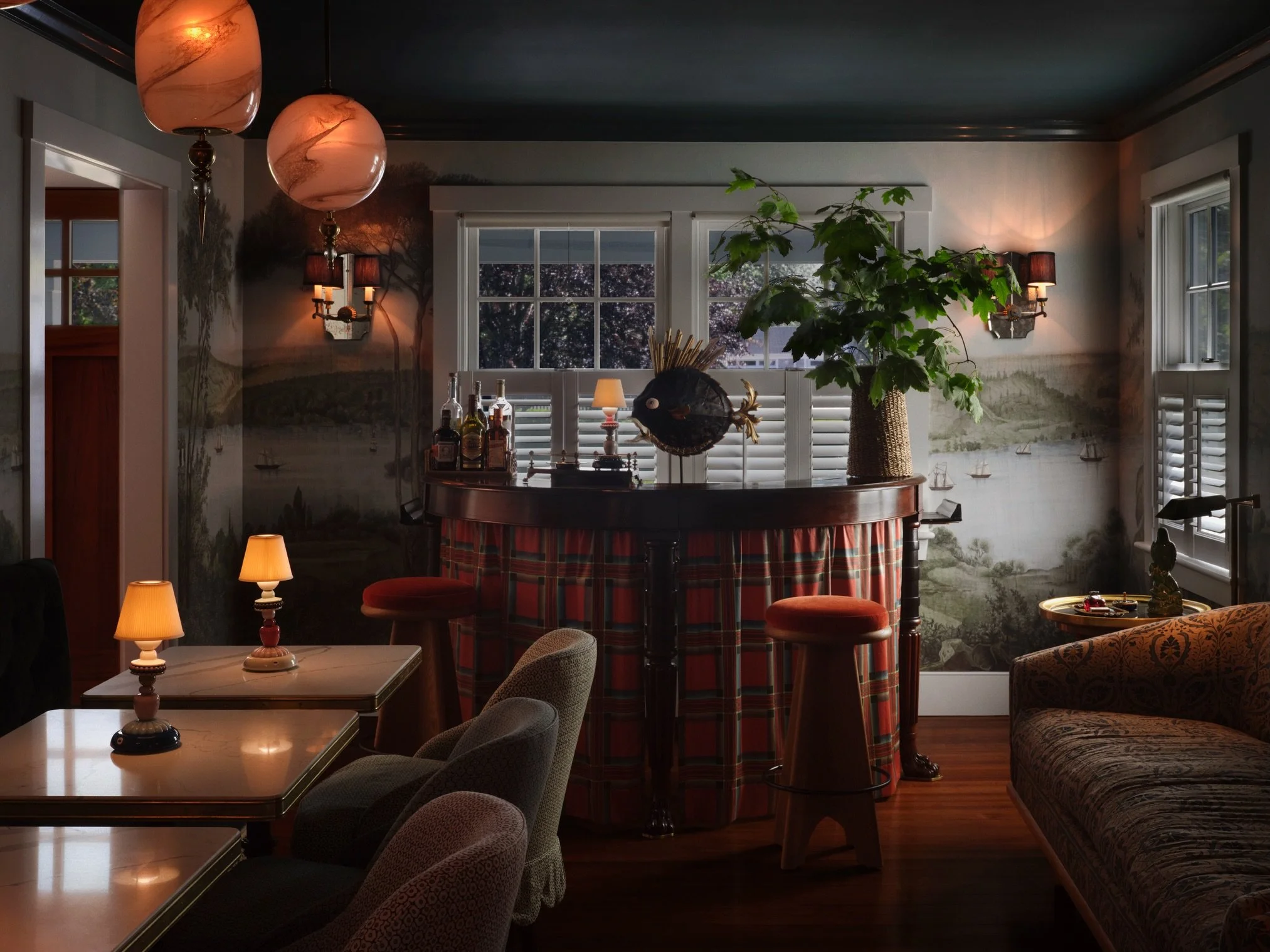 A Moody Retreat on Martha&rsquo;s Vineyard shares a story of tailored maximalism as beautifully told by @rebeccasherman_papercity for the May issues of @papercitydallas and @papercityhouston.
As &ldquo;Somehow, despite the layers of pattern and color