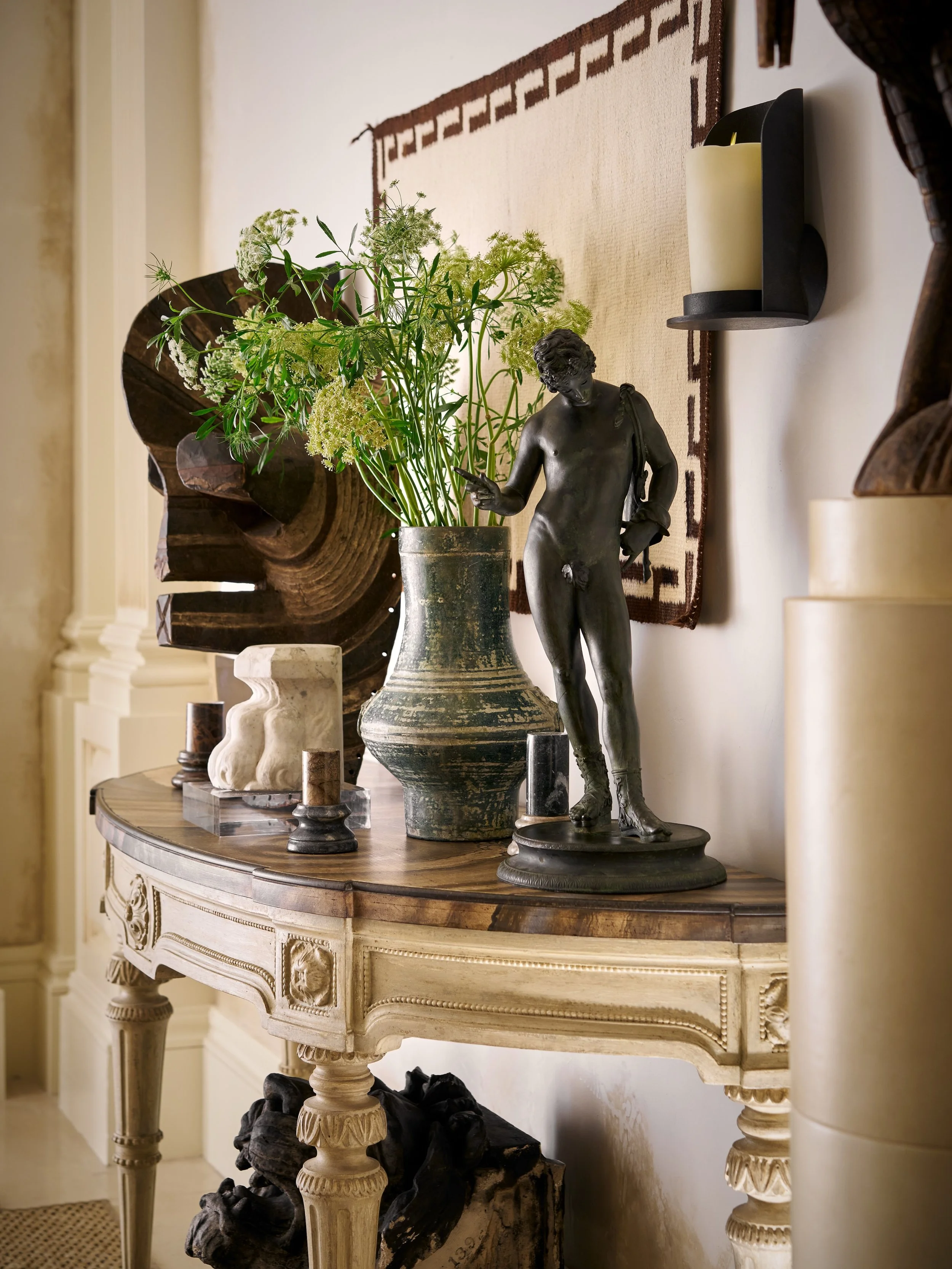 A Study in Vignette | Kips Bay Dallas

A passion project for the @seesdesign team, this room draws inspiration from Bill Blass and his Sutton Place apartment where classical proportion met modern restraint with unmistakable precision. 
Presented at @