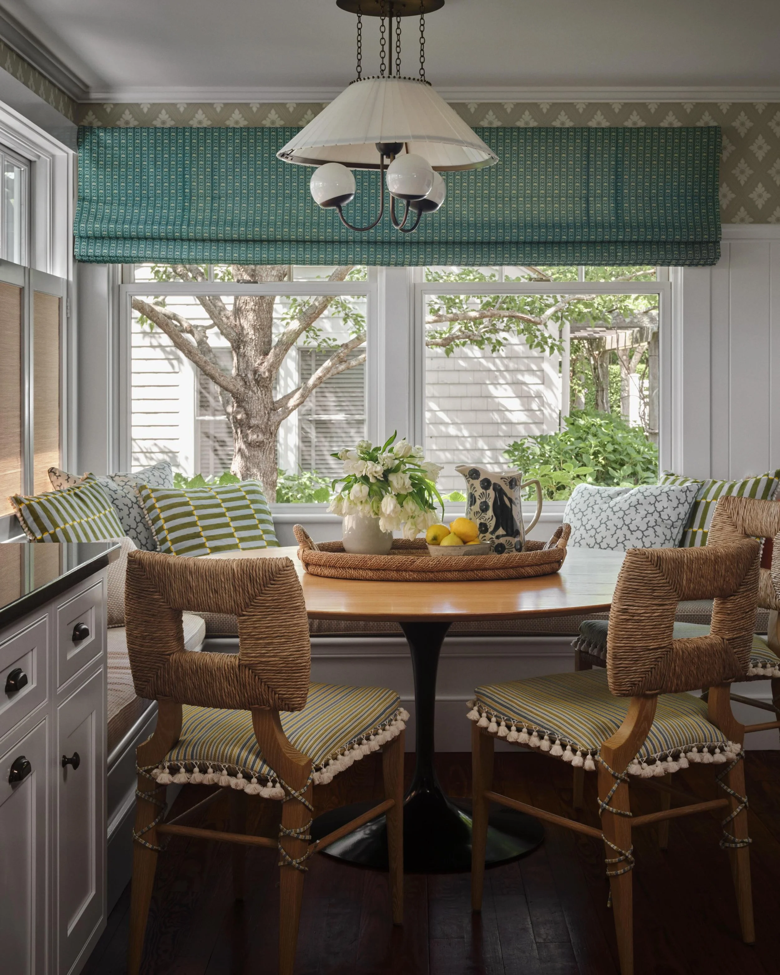 A room for first light.

In this reconsidered breakfast nook, @farrowandball wallpaper was selected to work with the abundance of natural light, creating a warm neutrality that carries the space effortlessly throughout the day.

Crisp tailoring and s