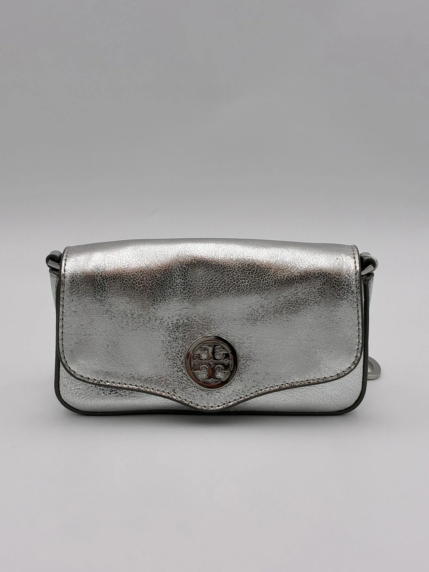 Shimmer season is all year round ✨ 

The Tory Burch Mini Robinson in metallic silver is ultra chic, ultra versatile, and just $90.

Use the link in our bio to shop! 

#JCCollectiveFinds #ToryBurchStyle #LuxuryForLess #MetallicMoment #CrossbodyChic #S