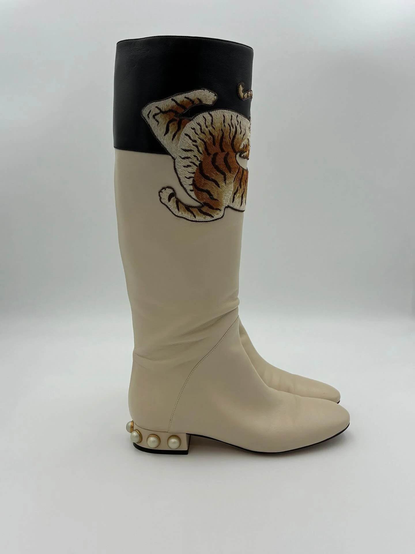 Pre-loved and rare &mdash; Gucci Pam Tiger Tall Boot 🐅✨

Size US 5.5 | $910

#GucciBoots #LuxuryResale #JCCollective #DesignerDeals #GucciFinds #SustainableStyle #PrelovedLuxury #CircularFashion #GucciTiger #FallBoots #LuxuryForLess #FashionReels #O
