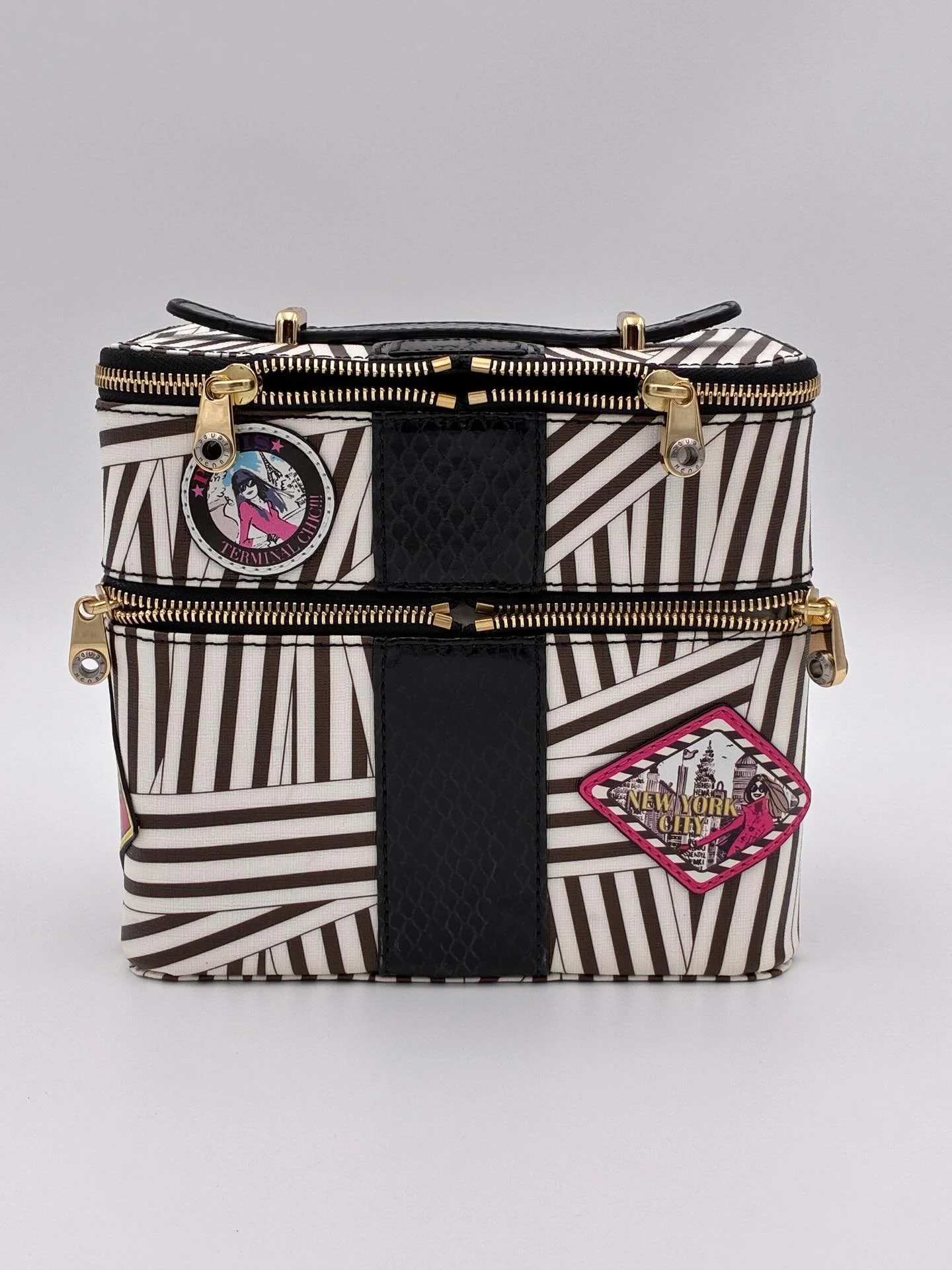 Effortless glam starts with the right case 💼✨

This Henri Bendel Classic Striped Train Cosmetic Case is the perfect blend of style and function &mdash; and yes, it comes with the original dust bag.

A collector&rsquo;s dream for $100

🖤 Pre-loved, 