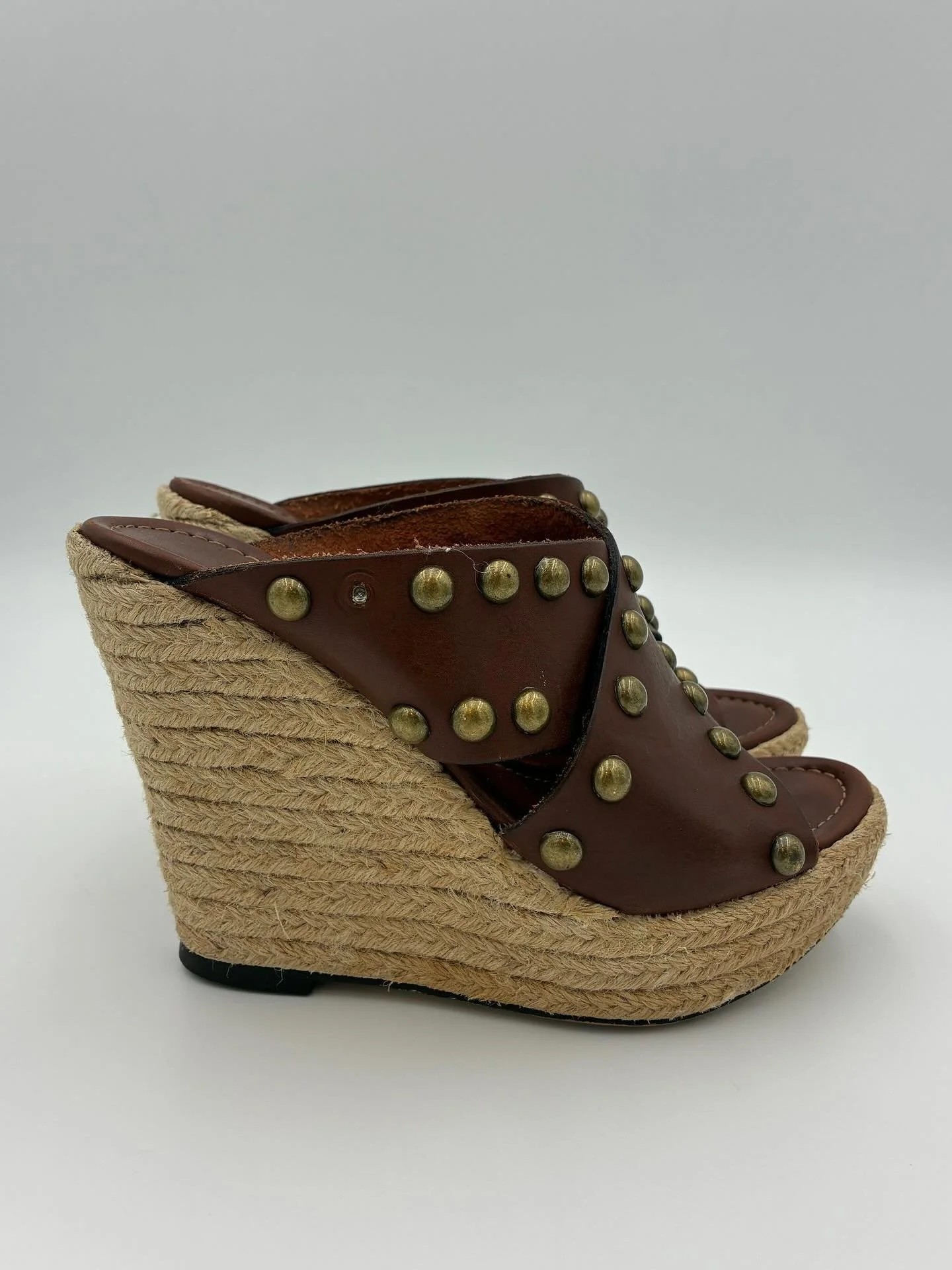 A summer staple, but make it luxe 🤎 These Brown Mixed Leather Espadrilles are your go-to for effortless, elevated style. 

Only $60 &mdash; US 6.5 and ready to ship!

Shop now at www.jccollective.us
Luxury looks, resale price.

#JCCollective #Luxury