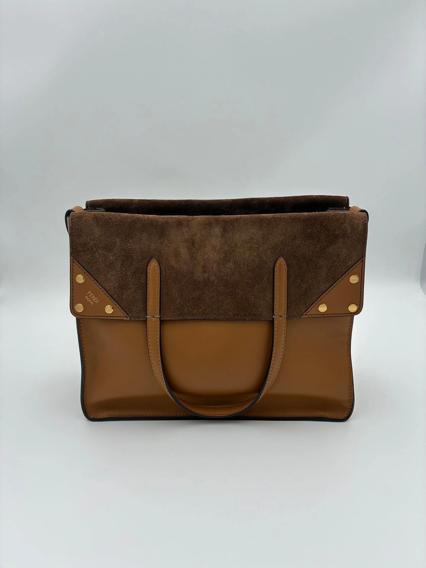 A  timeless staple for the modern woman 👜

The Fendi Grace Flip Tote &mdash; $1,700, includes crossbody straps and dust bag 

#FendiFinds #LuxuryResale #JCCollective #DesignerDeals #SustainableStyle #FendiTote #BrownBagSeason #TimelessStyle #Fashion