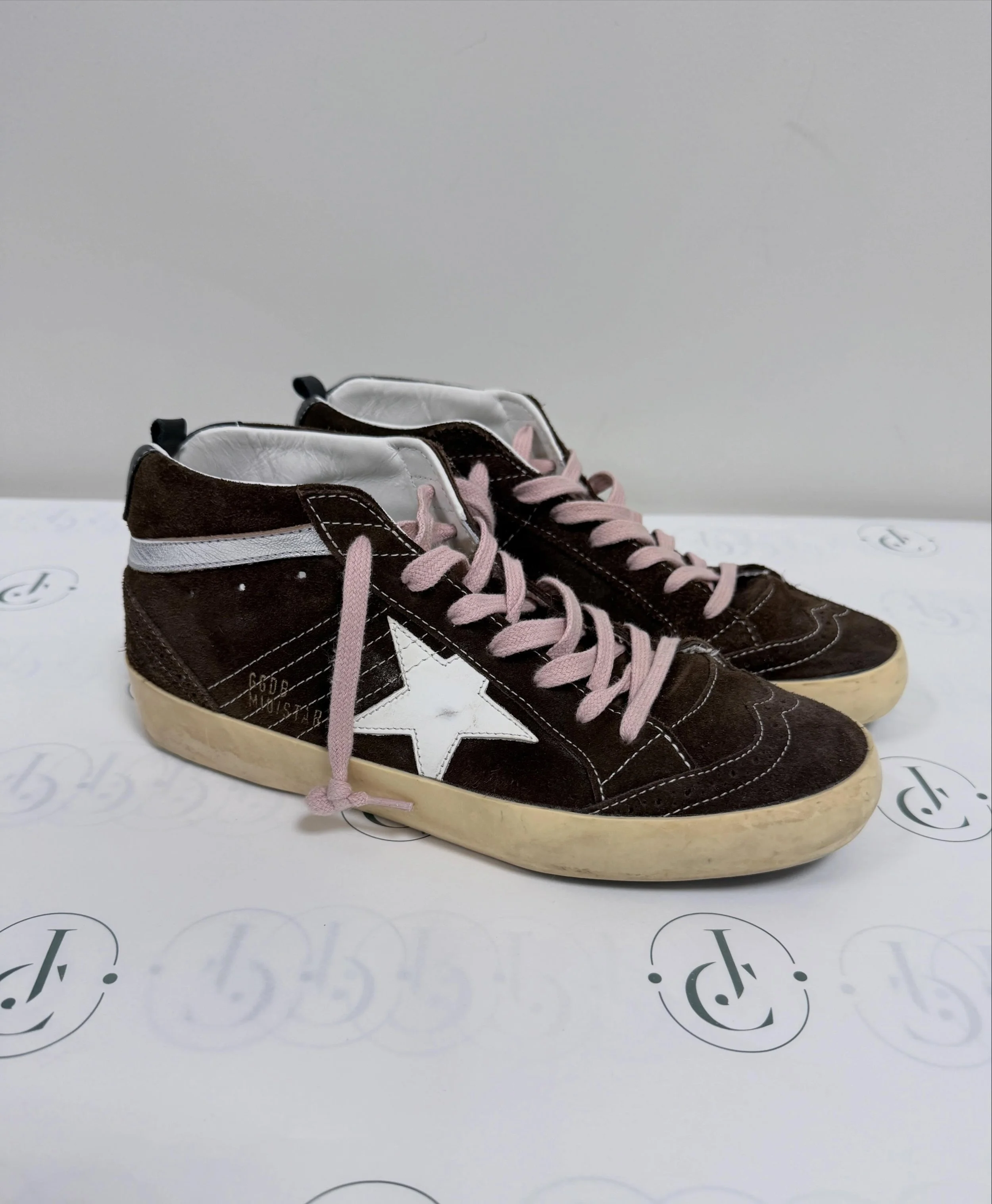 Golden Gosse Mid Star Size 9 excellent condition $400
We ship to all US