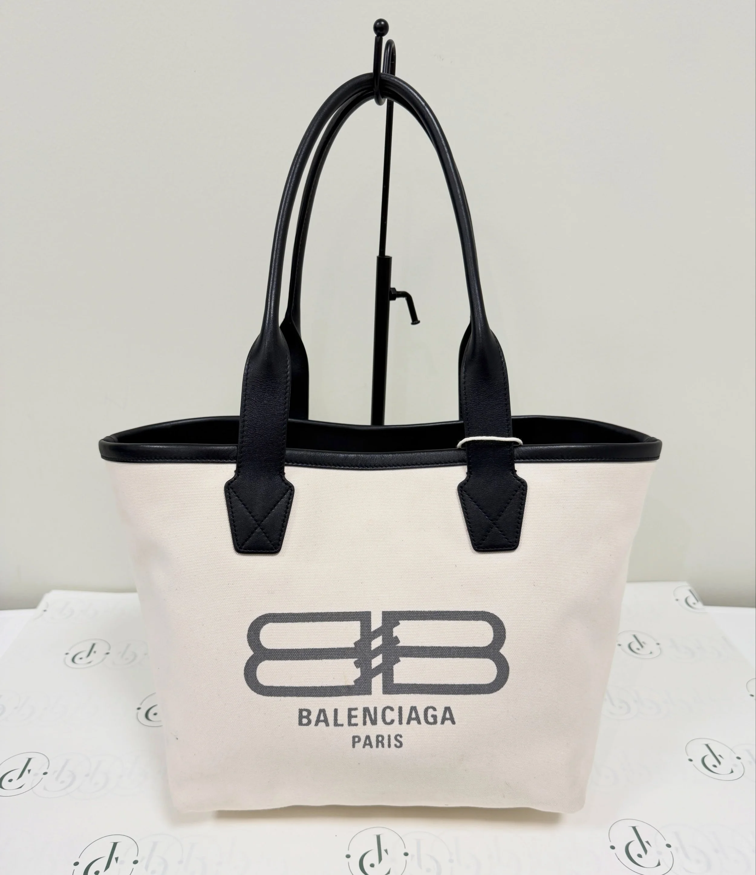 Balenciaga Canvas Tote w/ Dustbag 💫
$780