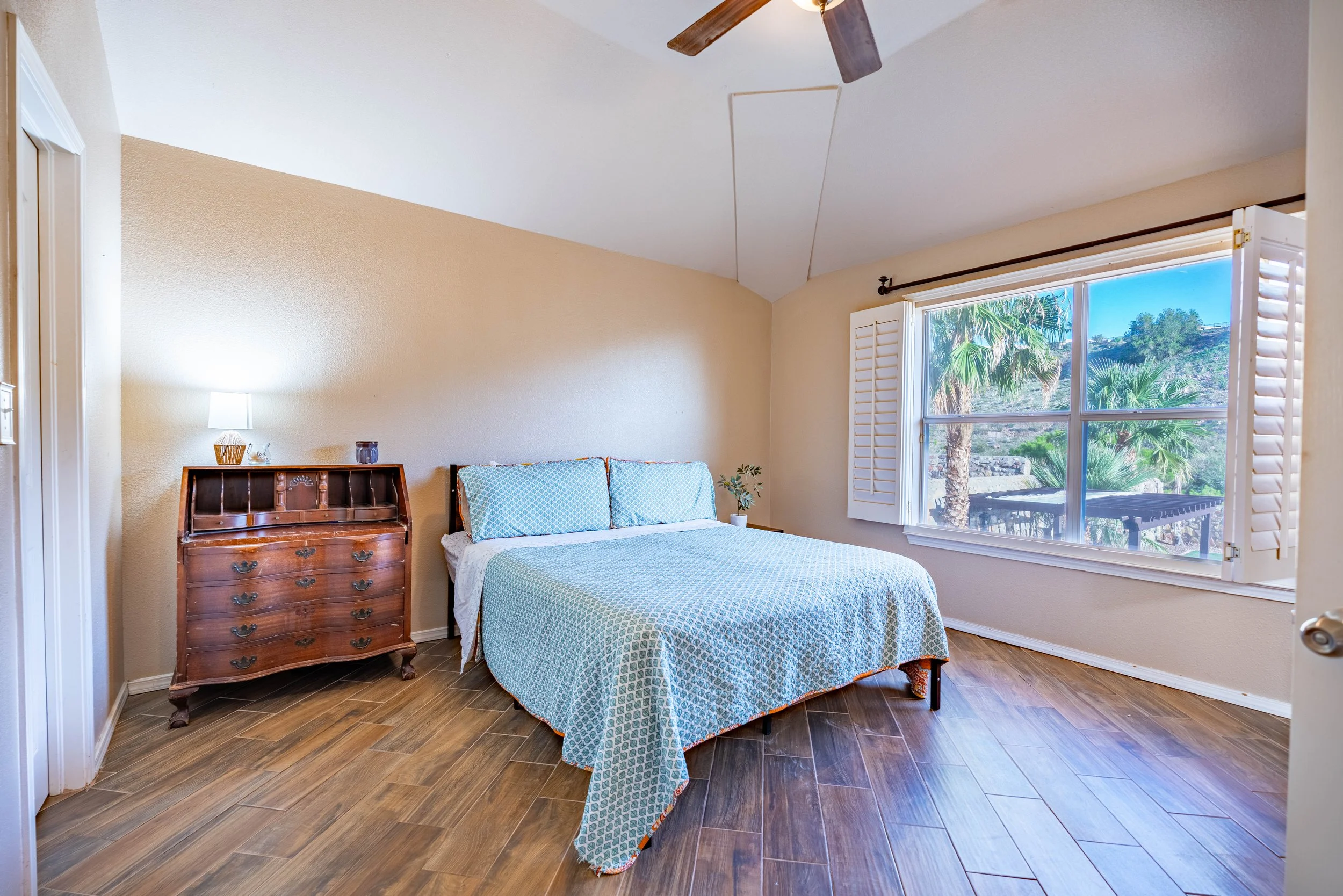 DSC05616-HDRAPHausMedia-RealEstatePhotography.jpg