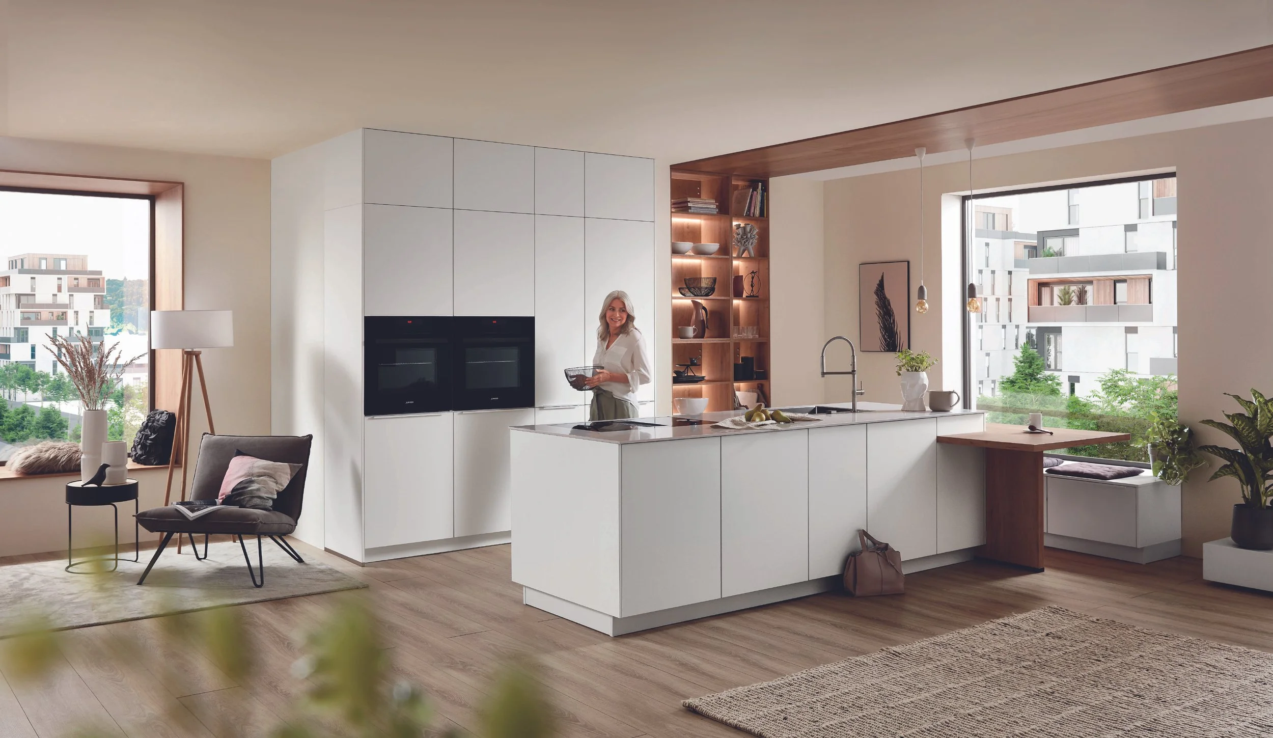 Moderna kök med vit skåp, köksö, öppen planlösning, trädgårdsutsikt, damredning, sittbänk och ett skandinaviskt inredningsstil.