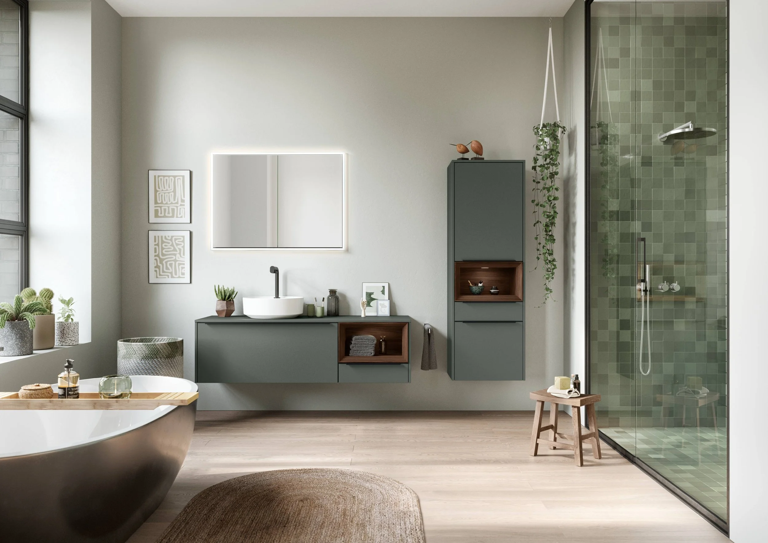 Modernt badrum med grön vägg, badkar, spegel med belysning, handfat, väggskåp, dusch med glasdörr och träbänk, växter, fönster, badrumsmatta.