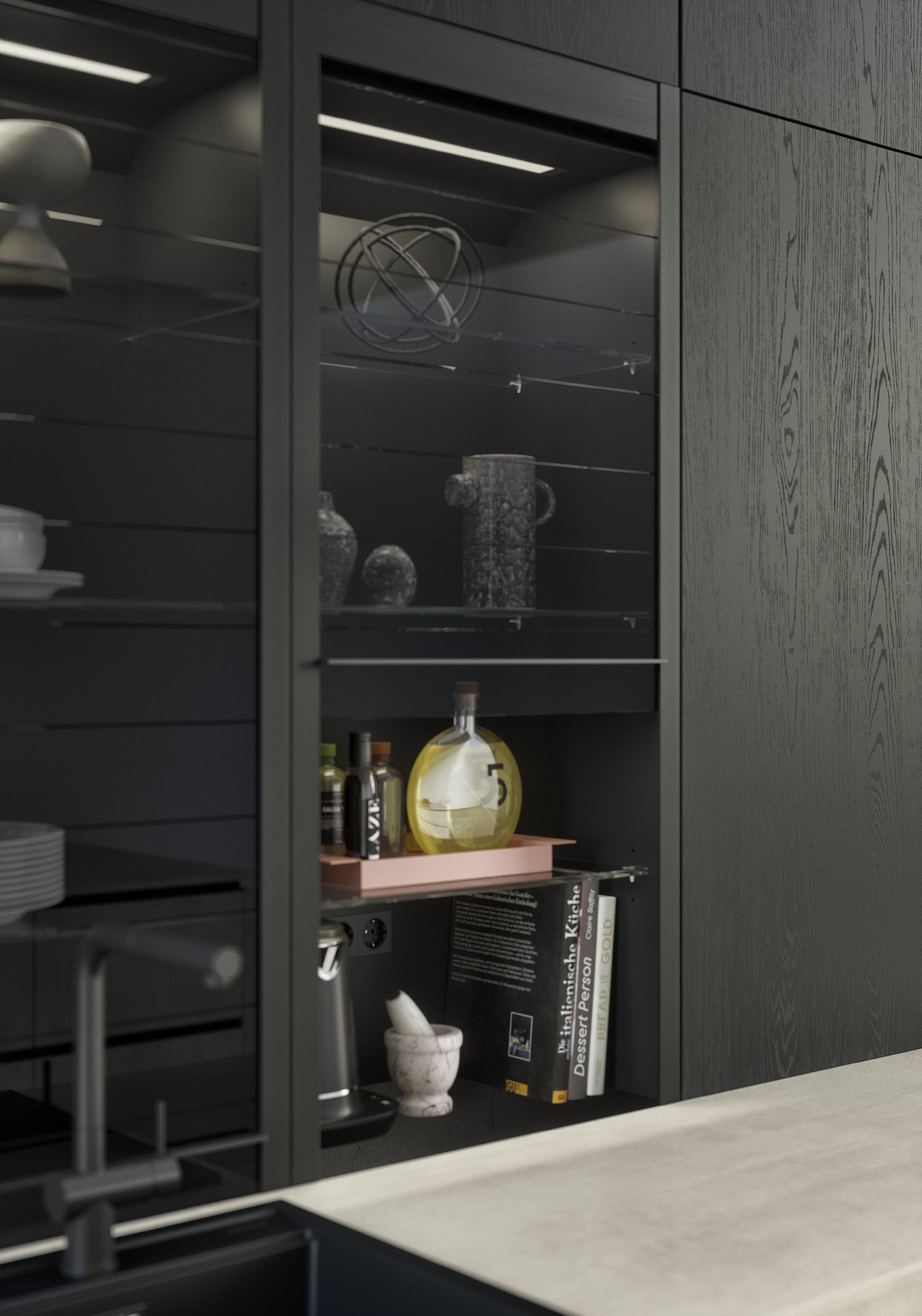 Öppen mörk skåpdel med dekorativa svarta och gråa vasor, ett rosa bricka med olja och annat, några böcker om matlagning, samt en vit mortel med pestle i ett kök.
