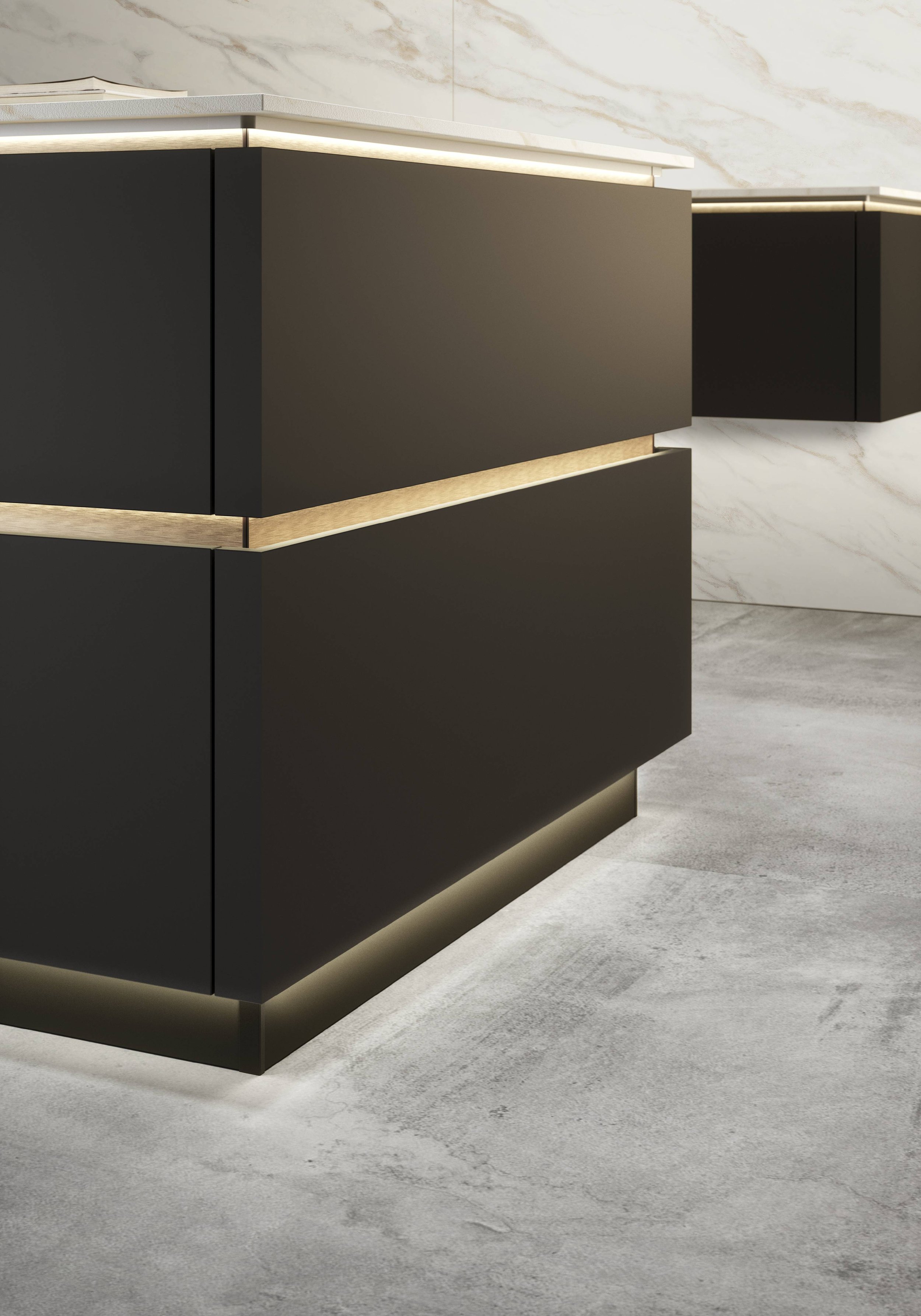 Detalj av moderna svarta skåp med trädetaljer och inbäddad belysning, installerade mot en vägg av marmorliknande material.