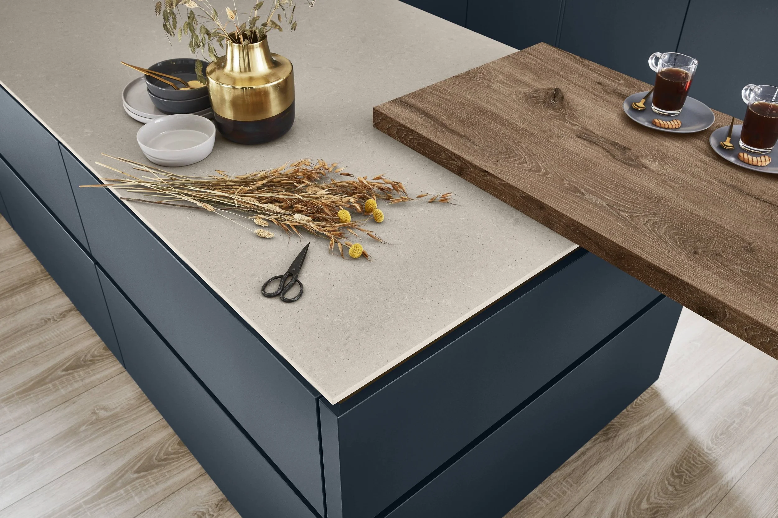 Delad köksbänk med dekoration och matvaror