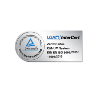 En bild av en certifieringsskylta för QM/UM-system med text om ISO 9001:2015 och 14001:2015, inklusive logotyper för TüV Rheinland, LGA, och InterCert.