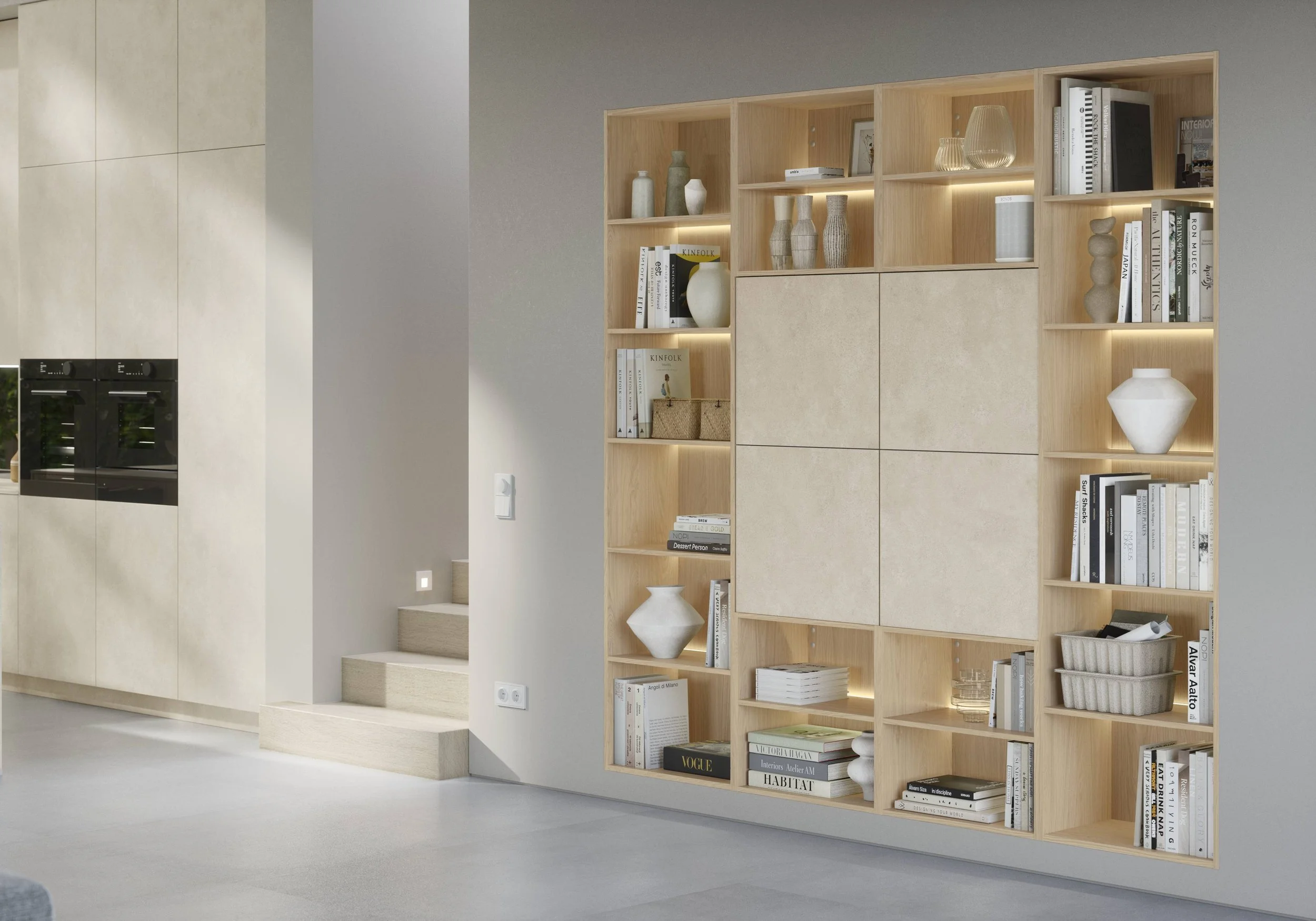 En ljus trähylla fylld med böcker och dekorativa föremål i ett modernt hem.