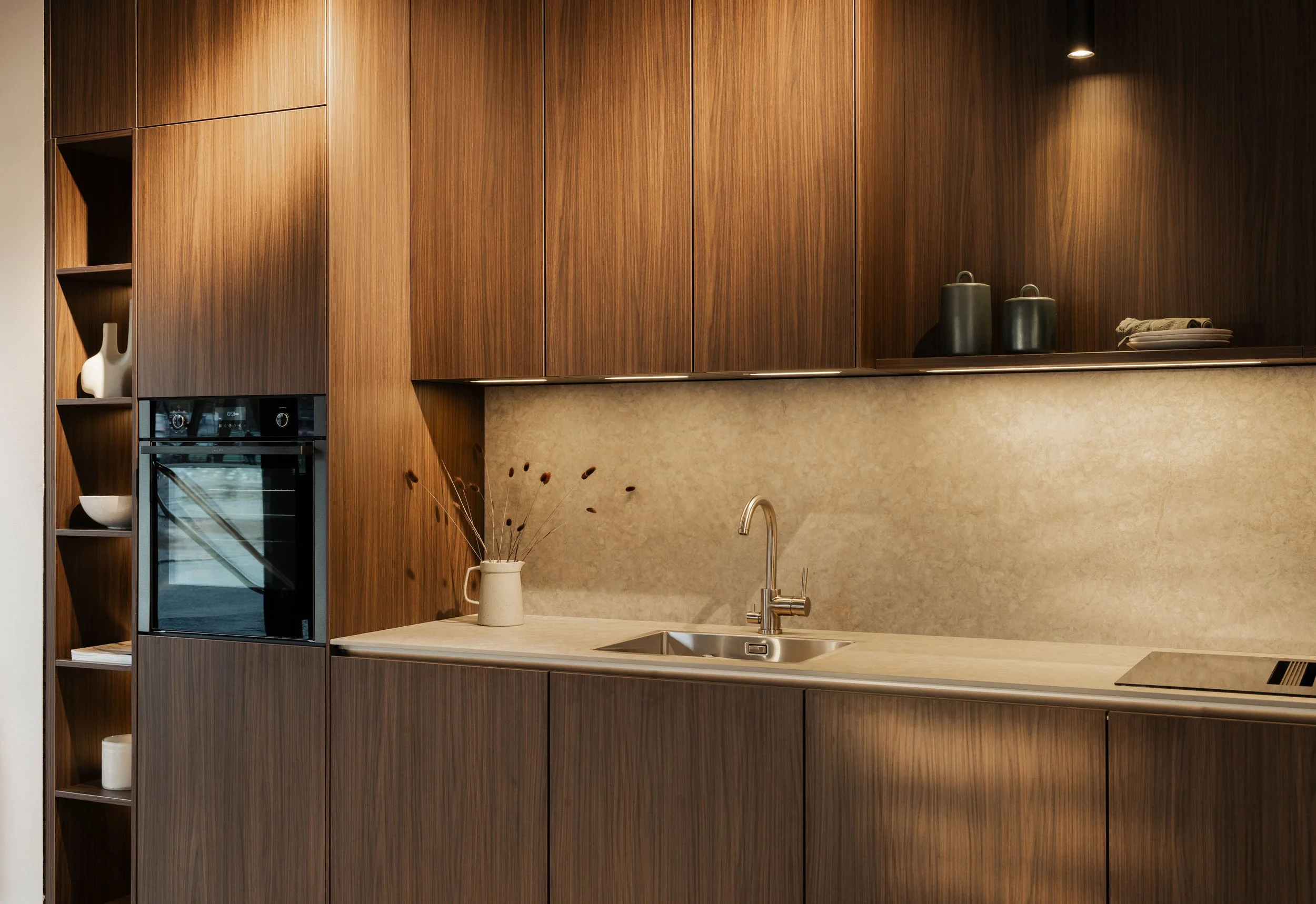 Kök med träskåp, beige countertop och en diskho i metall