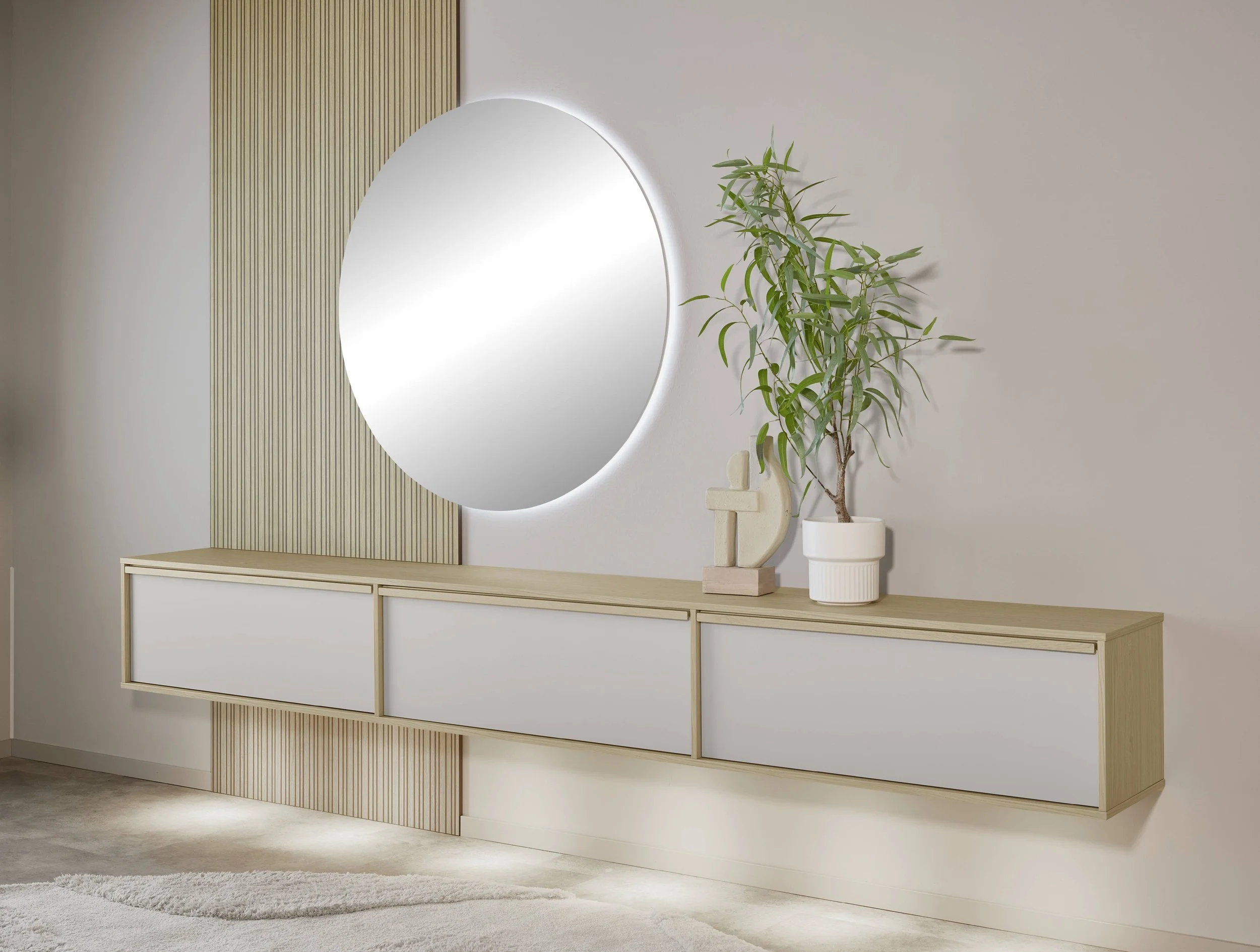 En modern inredningskonsol med spegel, växt och prydnadsföremål i ett ljust rum.