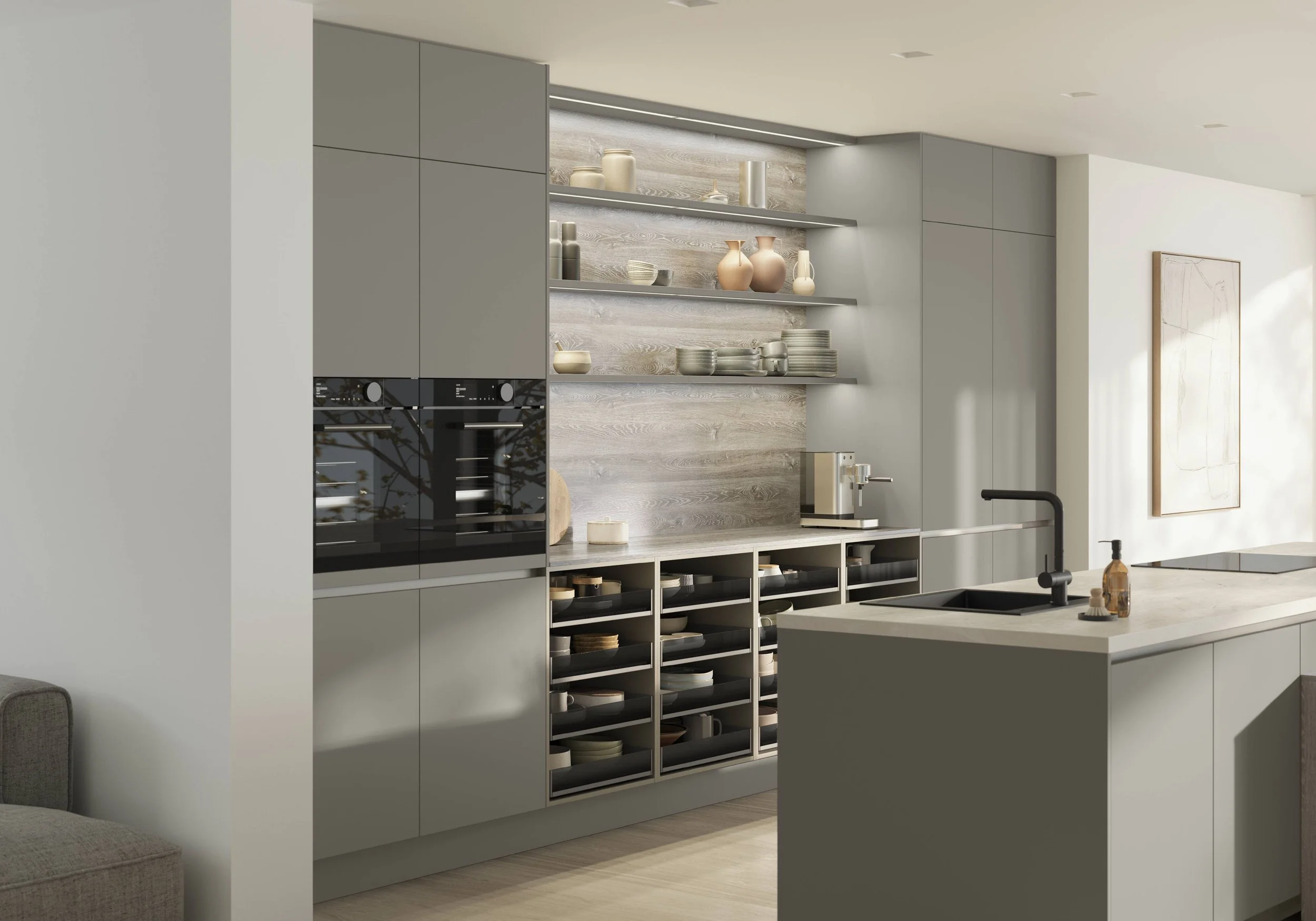 En modern köksinredning med ljusgrå skåp och öppen hylla med porslin och dekorativa föremål samt en köksvask med svart kran på köksön.