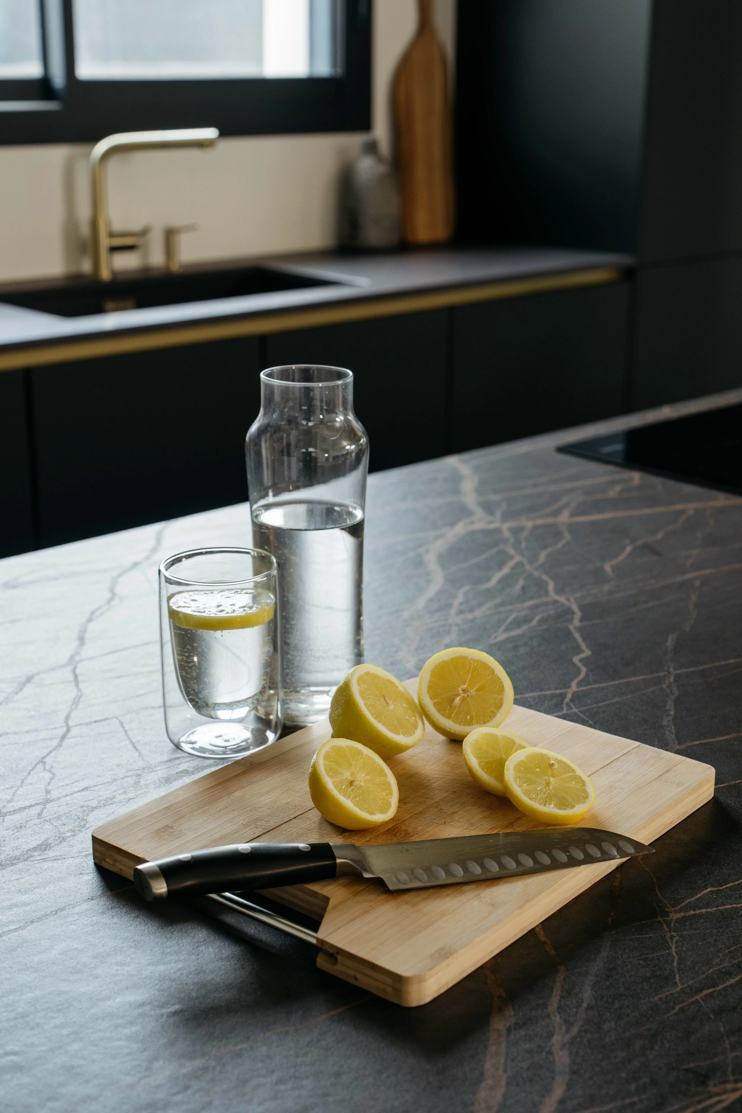 Segelbåtar på vattnet under en molnig himmel.