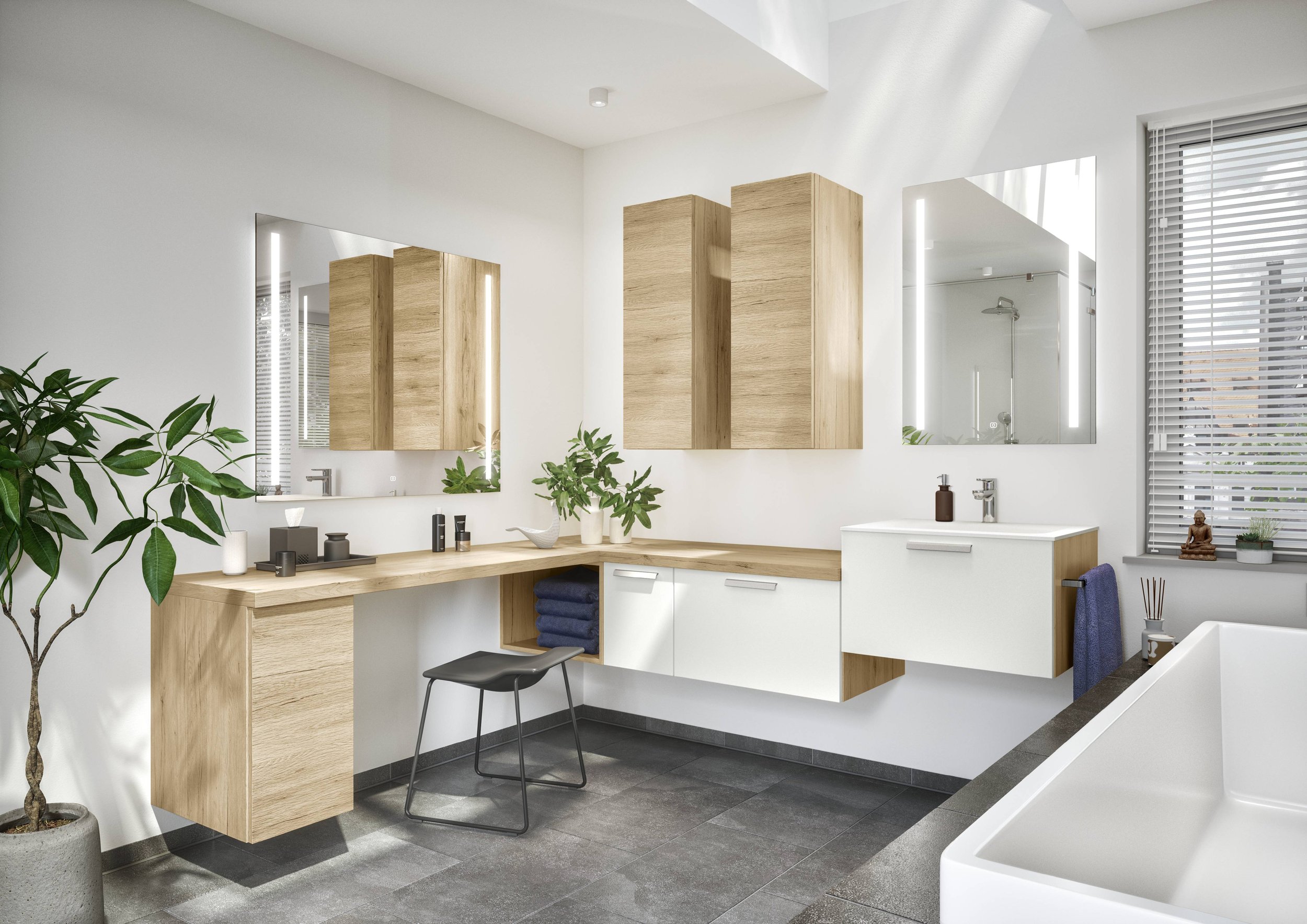 Modernt badrum med vita väggar, stora speglar och träskåp, badkar och fönster med vita persienner.