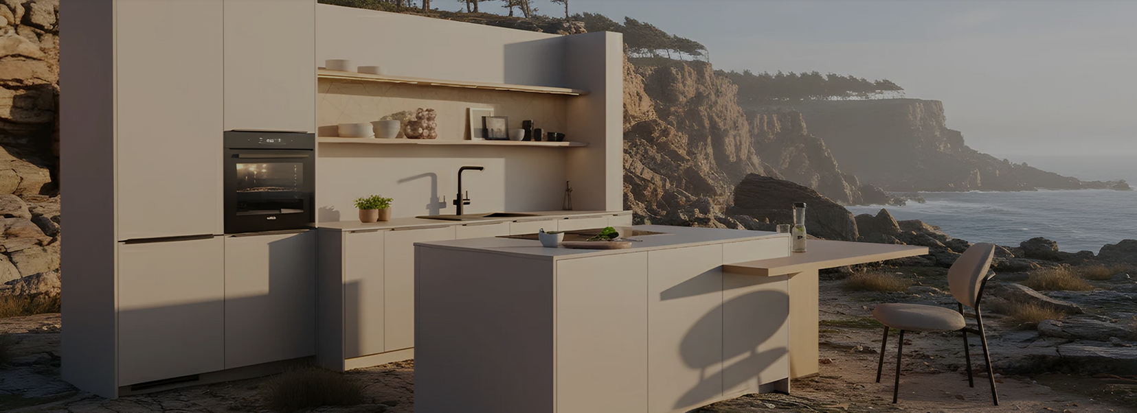Moderna köksinredning med öppen hylla och ö-ö i ett kustlandskap, hav och klippor i bakgrunden.