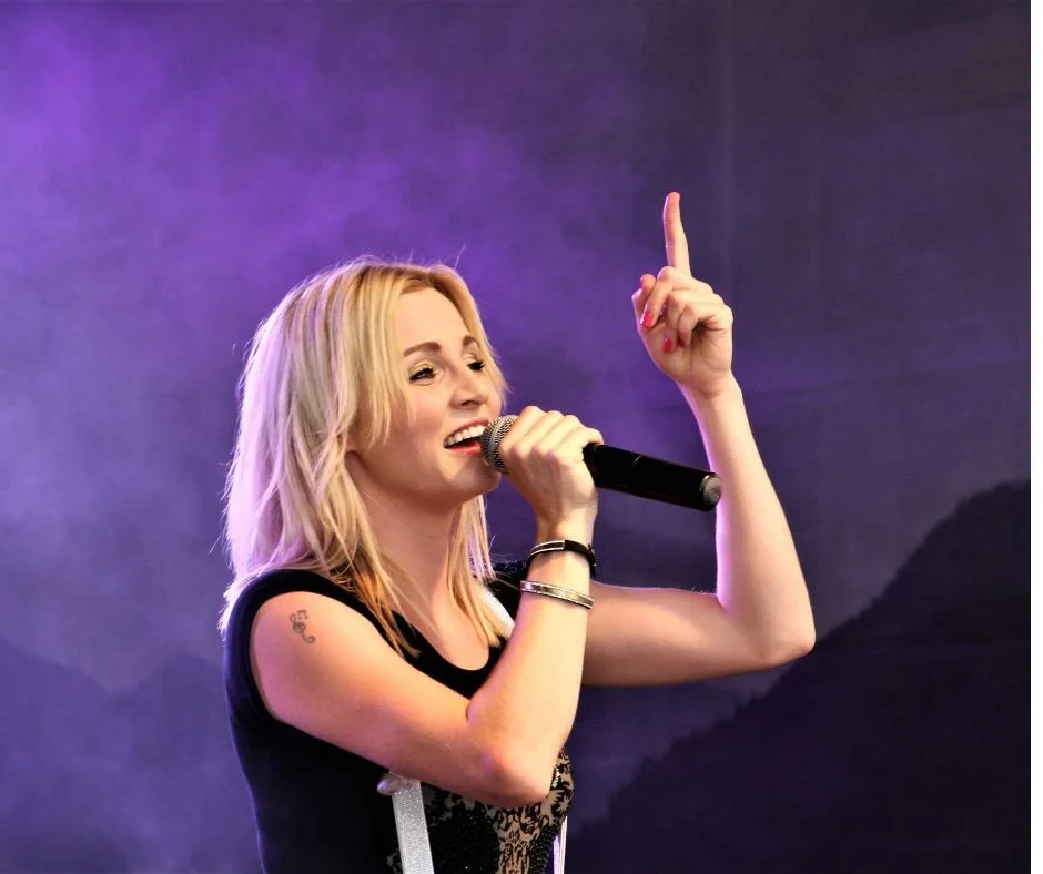 singer1.jpg