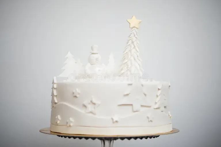 details-christmas-cake-tiny-snowman-christmas-tree-details-christmas-cake-106110209.webp