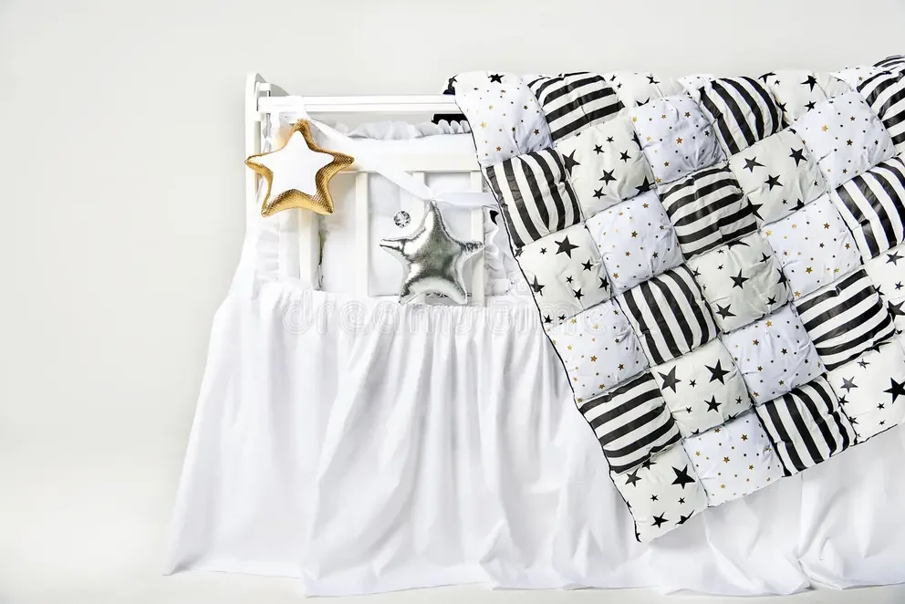silver-gold-star-shaped-pillows-patchwork-comforter-white-baby-cot-silver-gold-star-shaped-pillows-patchwork-104175551.webp
